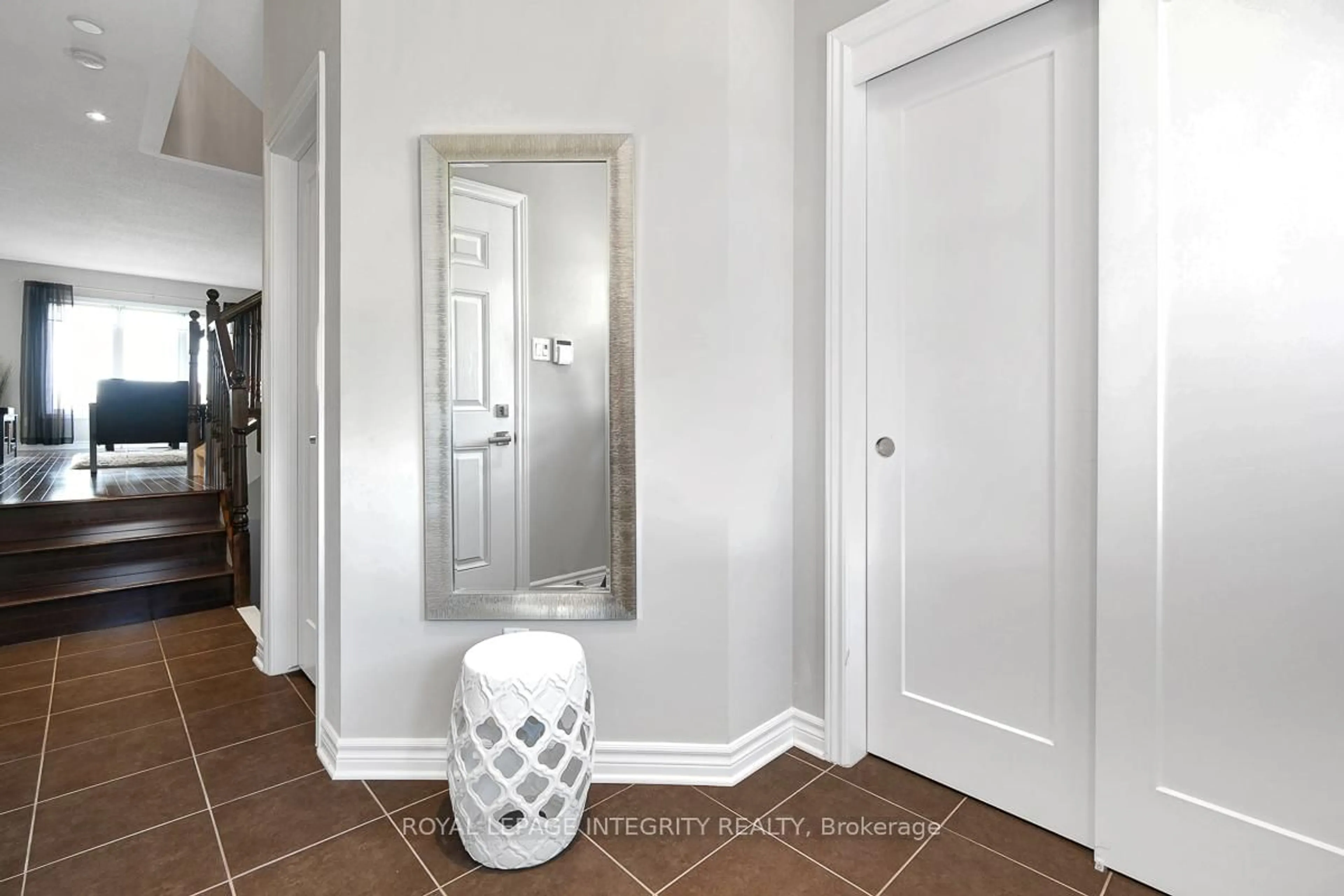 Indoor entryway for 352 Axis Way, Ottawa Ontario K1W 0J9