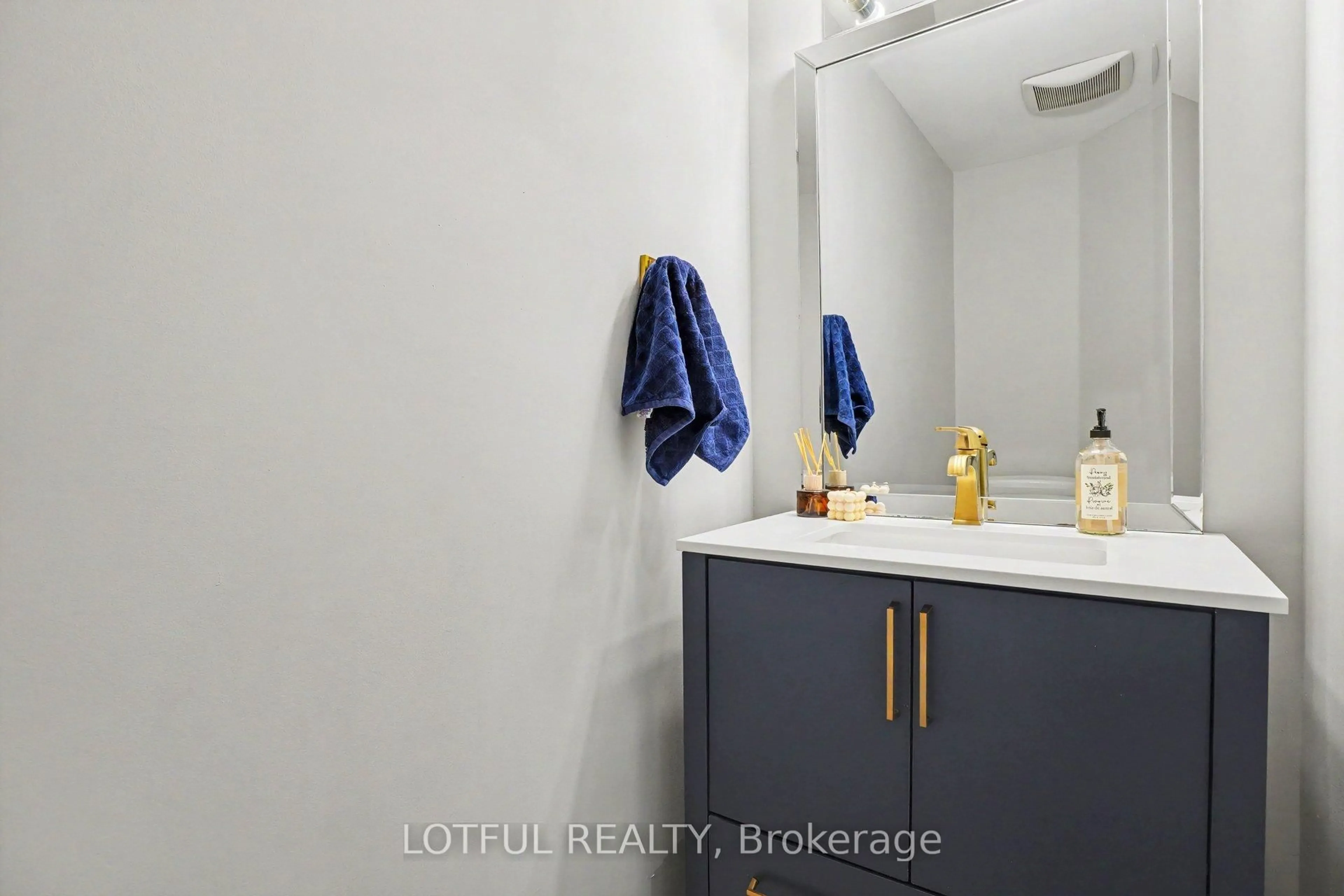 Standard bathroom, ceramic/tile floor for 365 Riversedge Cres, Ottawa Ontario K1V 0Y6