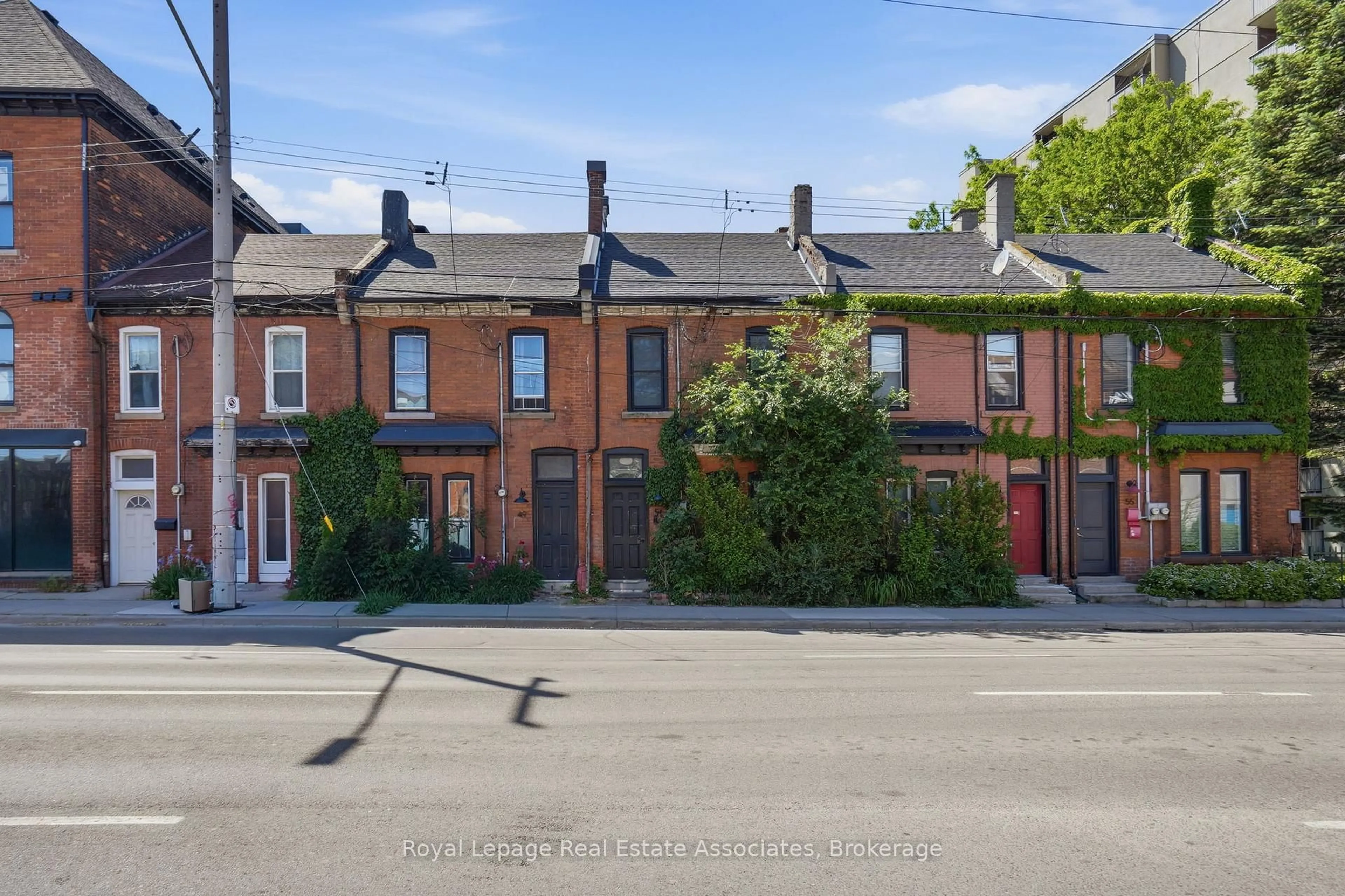 A pic from outside/outdoor area/front of a property/back of a property/a pic from drone, street for 51 Wellington St, Hamilton Ontario L8R 1M9