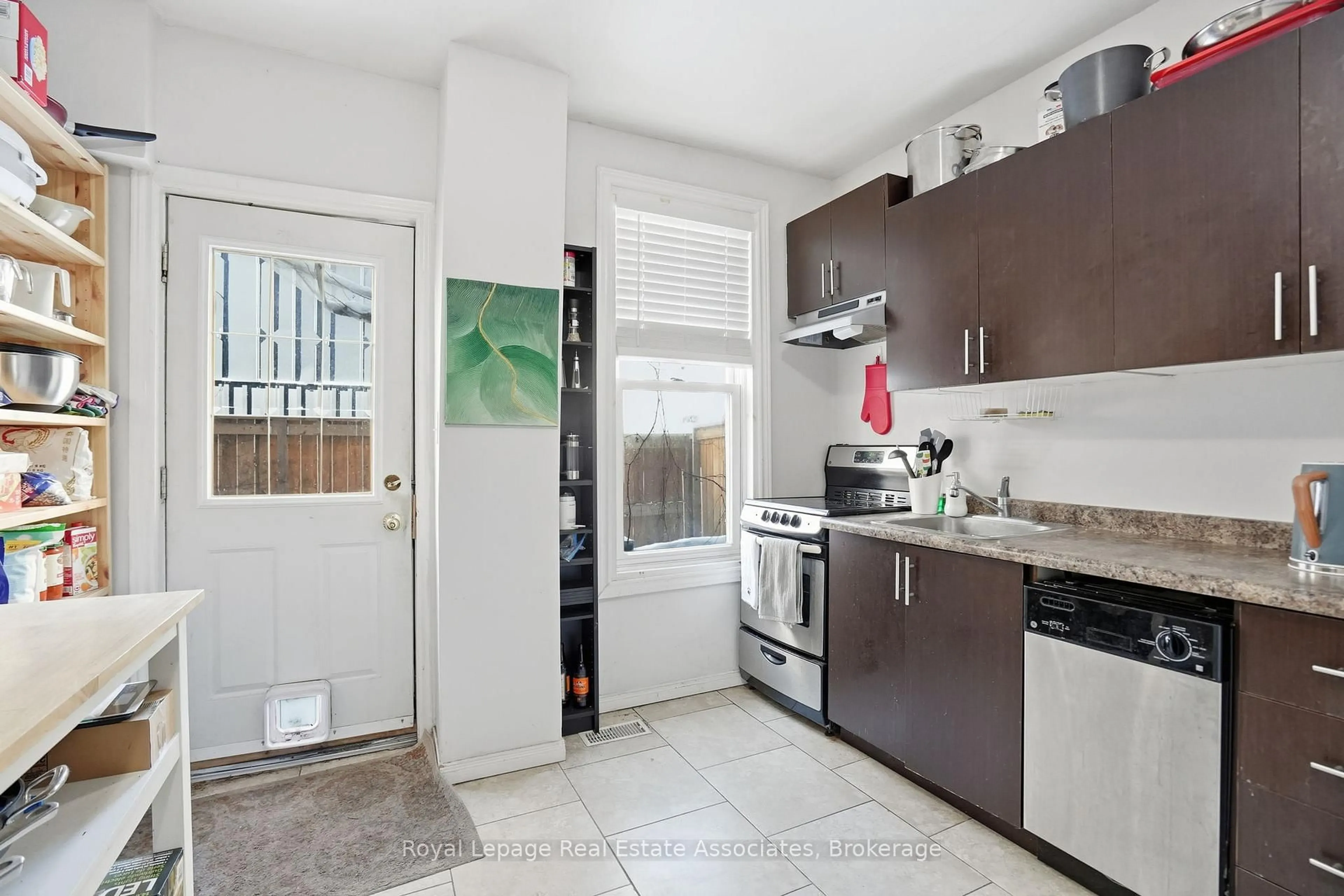 Standard kitchen, unknown for 51 Wellington St, Hamilton Ontario L8R 1M9