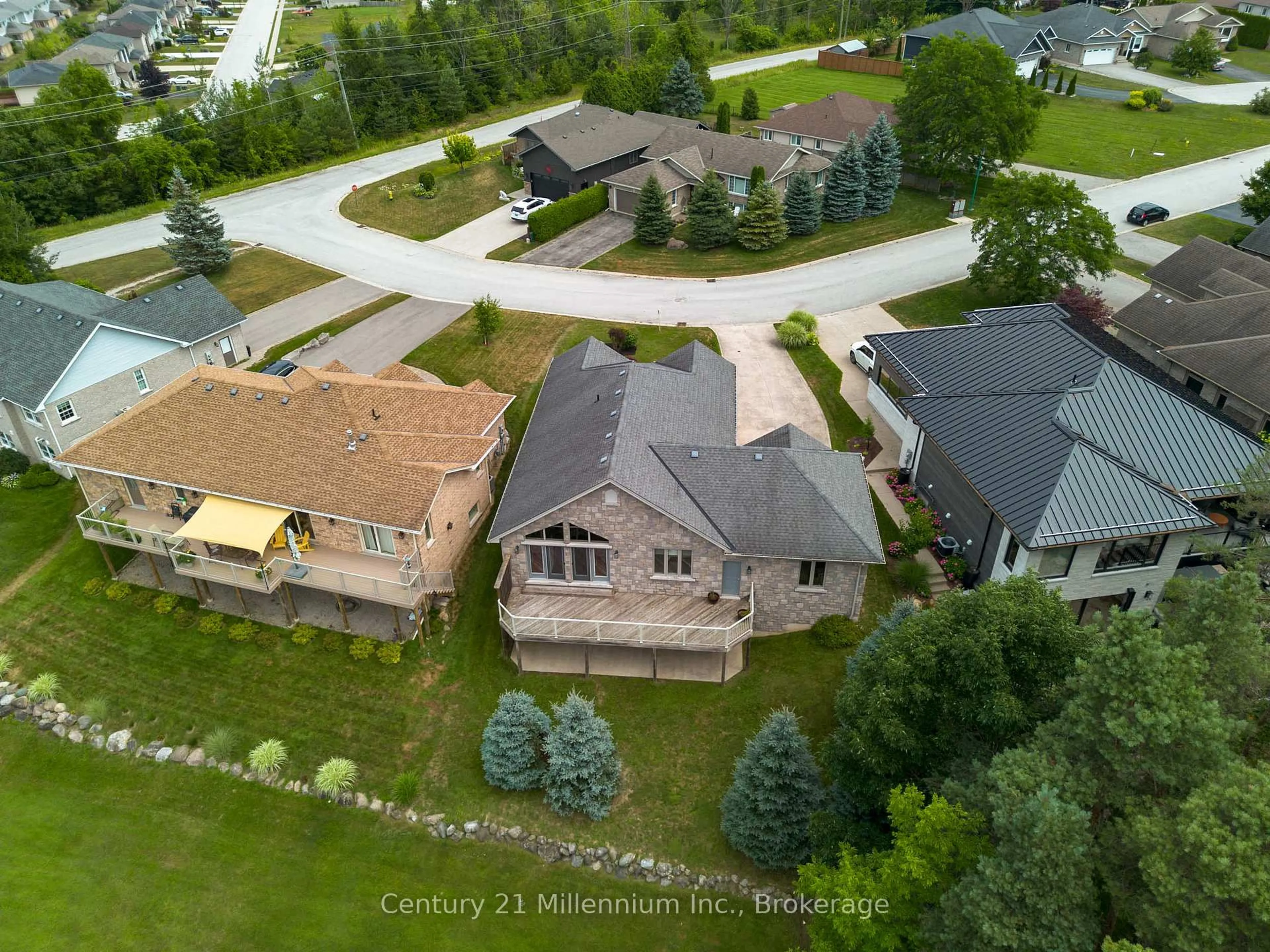 A pic from outside/outdoor area/front of a property/back of a property/a pic from drone, street for 6 Glen Abbey Crt, Meaford Ontario N4L 1Y4