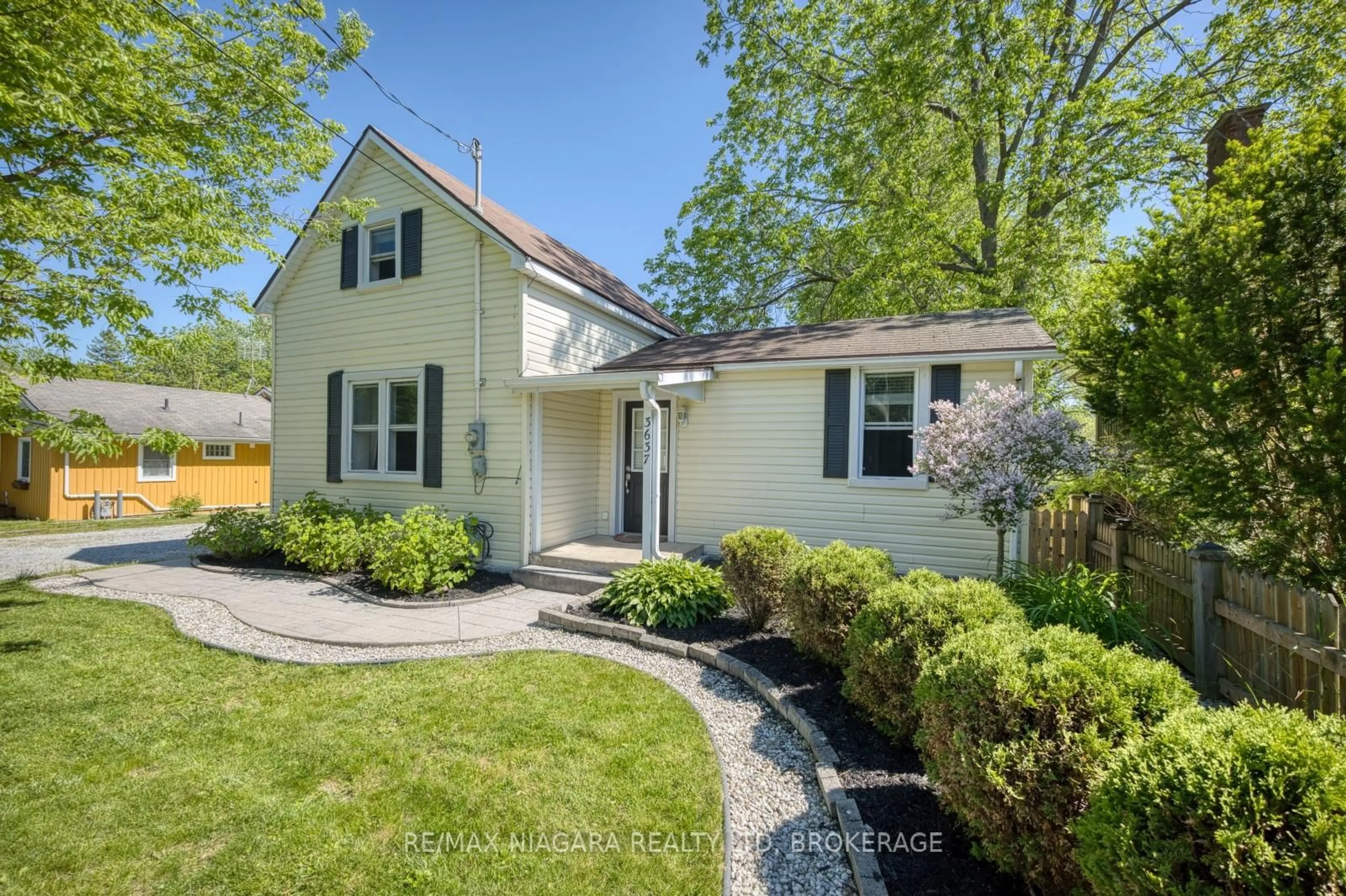 Home with vinyl exterior material, street for 3637 Disher St, Fort Erie Ontario L0S 1N0
