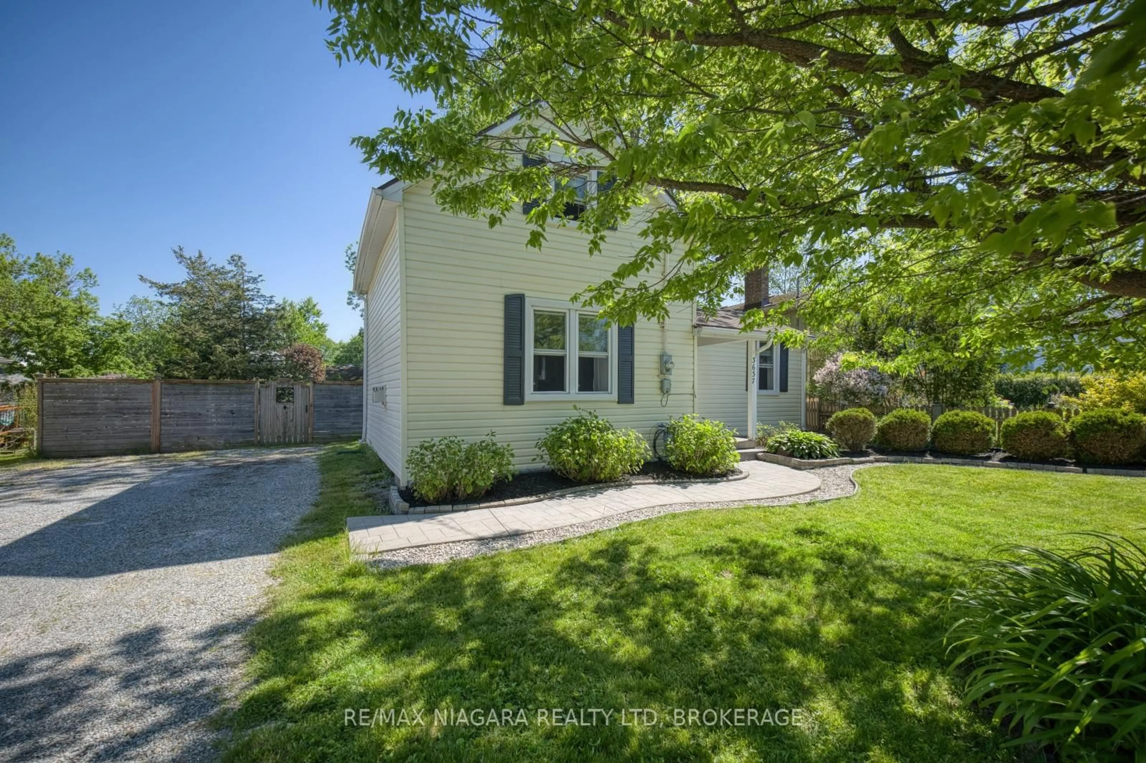 A pic from outside/outdoor area/front of a property/back of a property/a pic from drone, street for 3637 Disher St, Fort Erie Ontario L0S 1N0