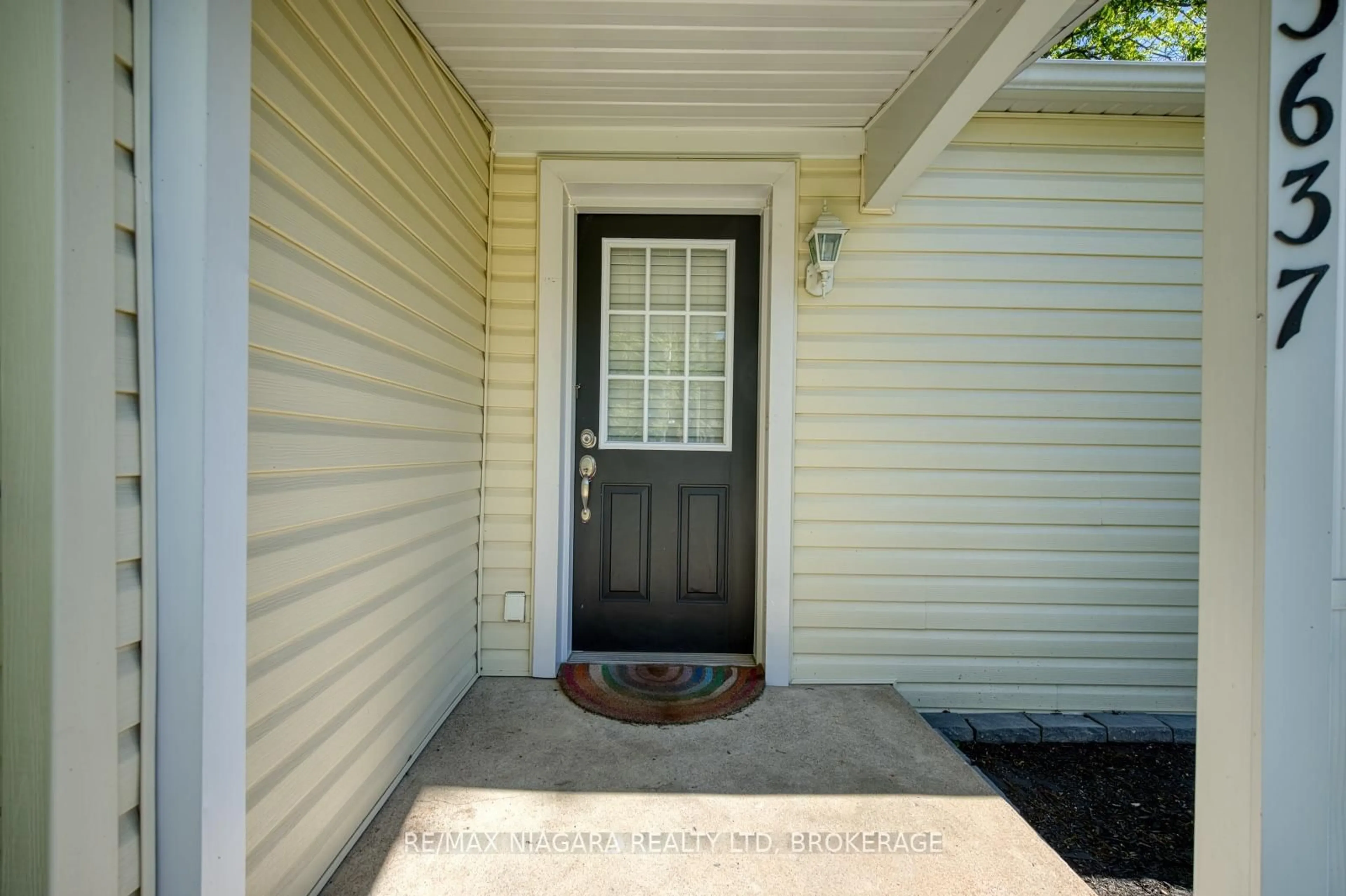 Indoor entryway for 3637 Disher St, Fort Erie Ontario L0S 1N0
