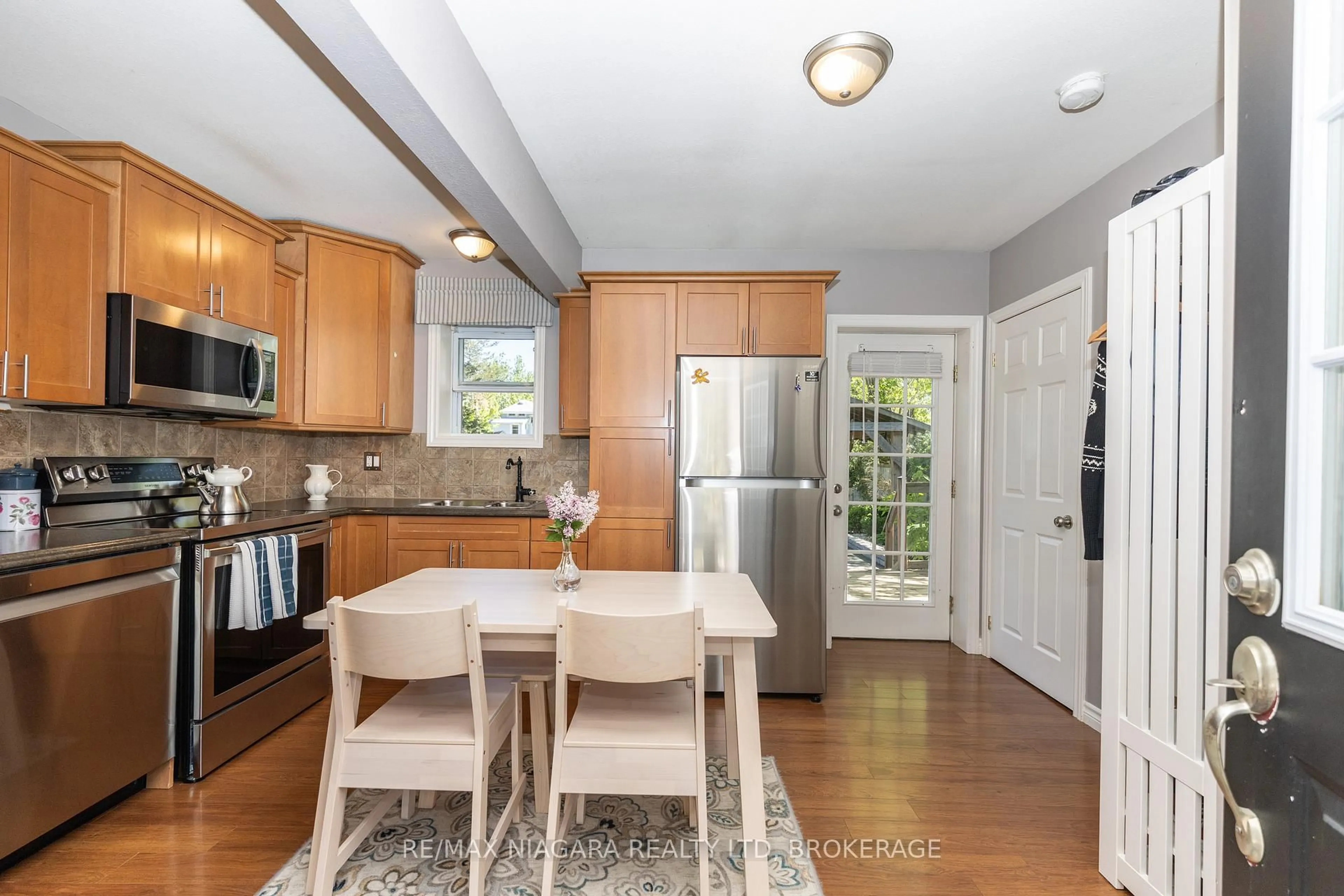 Open concept kitchen, unknown for 3637 Disher St, Fort Erie Ontario L0S 1N0