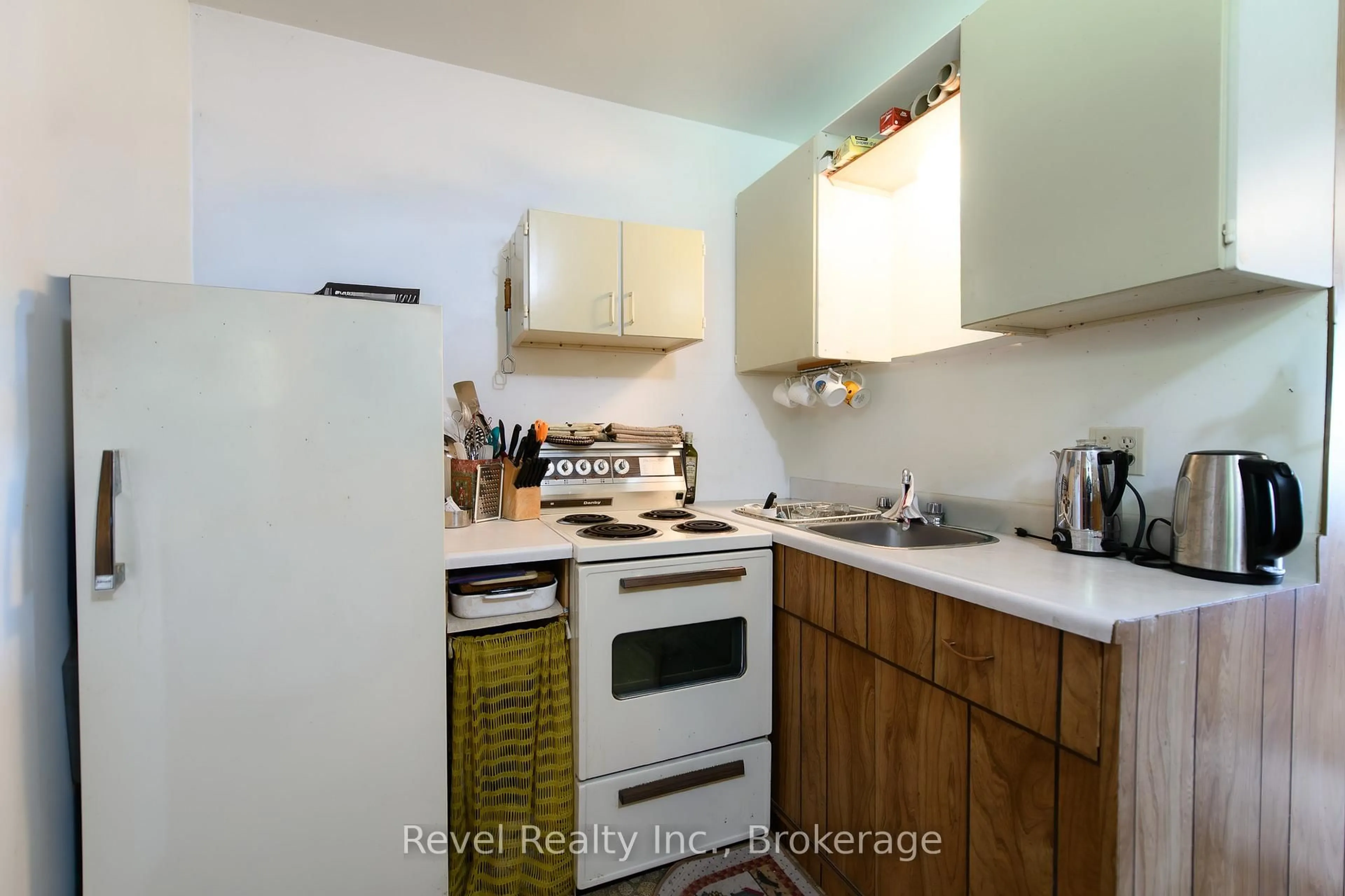 Standard kitchen, wood/laminate floor for 123 Macdonalds Rd, Grey Highlands Ontario N0C 1E0