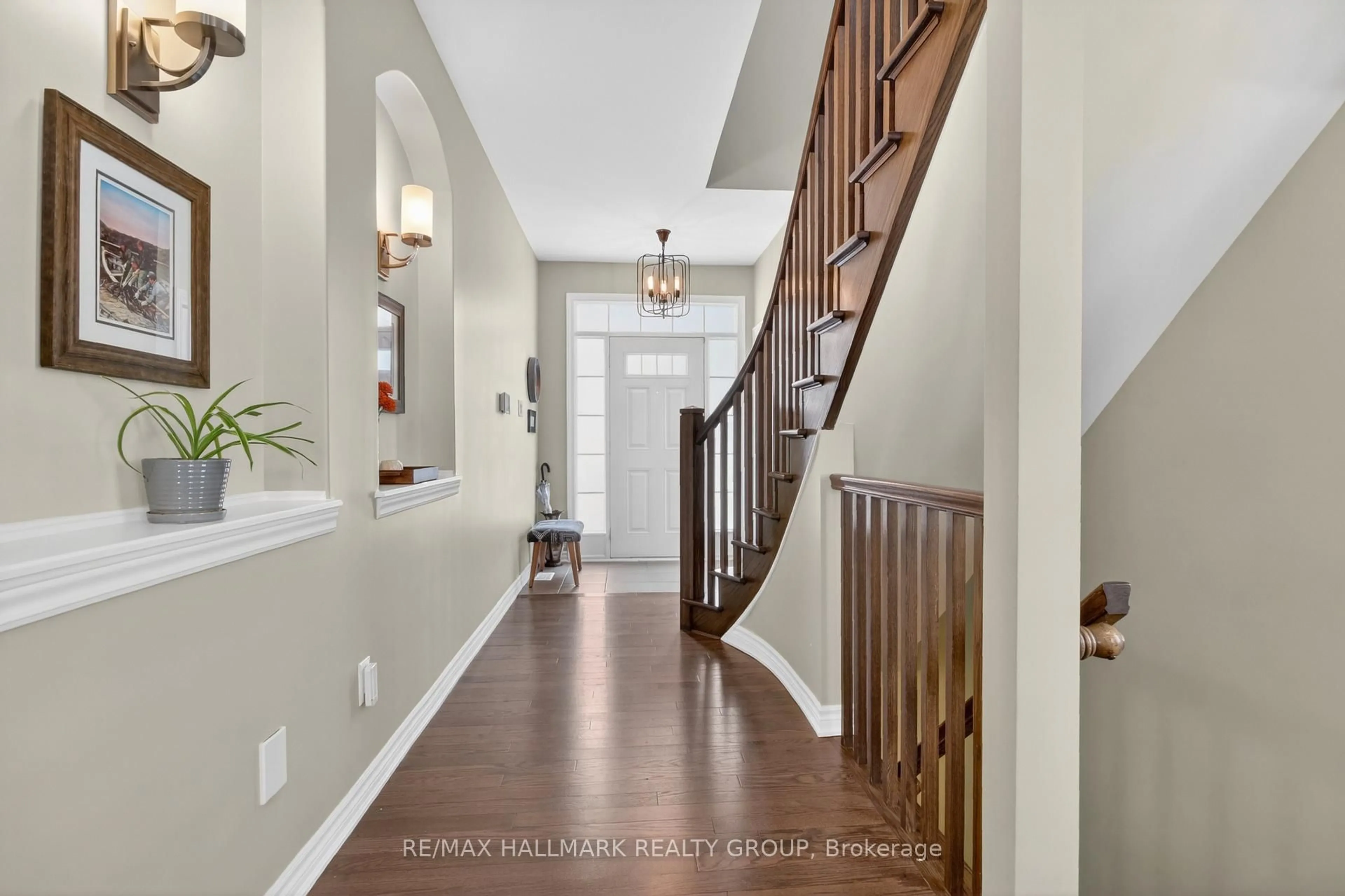 Indoor entryway for 33 SUMMITVIEW Dr, Ottawa Ontario K2M 2V9