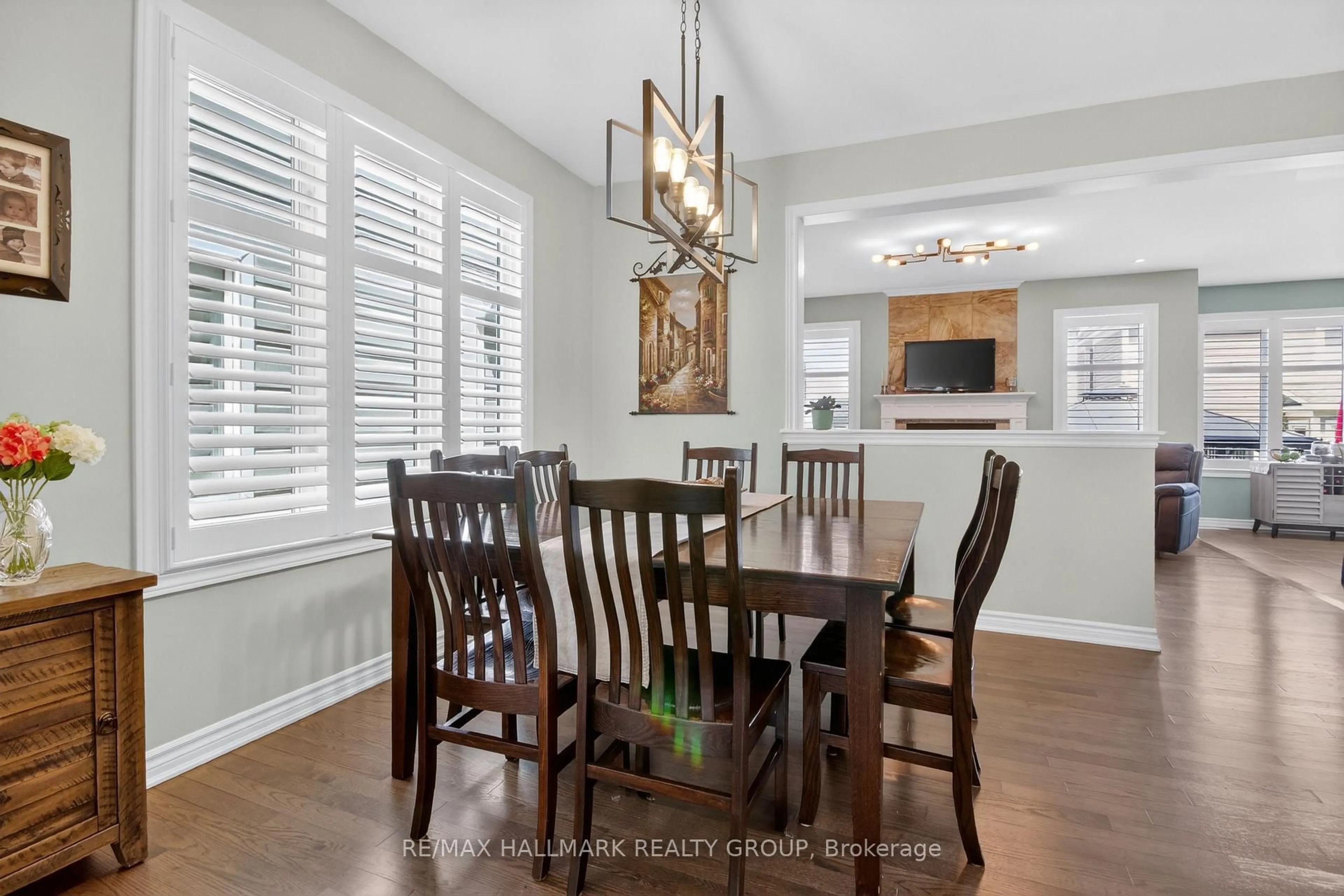 Dining room, wood/laminate floor for 33 SUMMITVIEW Dr, Ottawa Ontario K2M 2V9