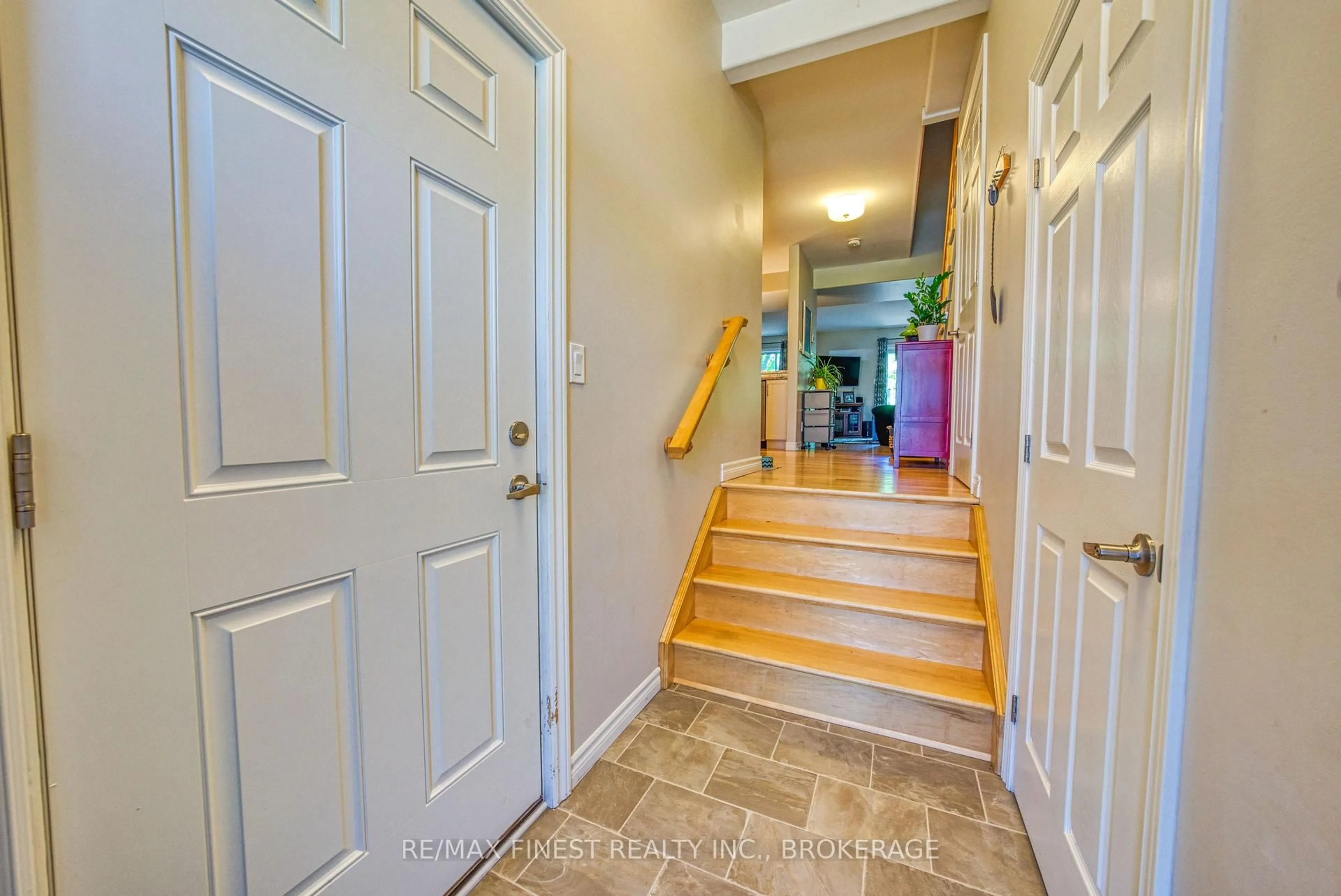 Indoor entryway for 1010 Rosanna Ave, Kingston Ontario K7P 0N2