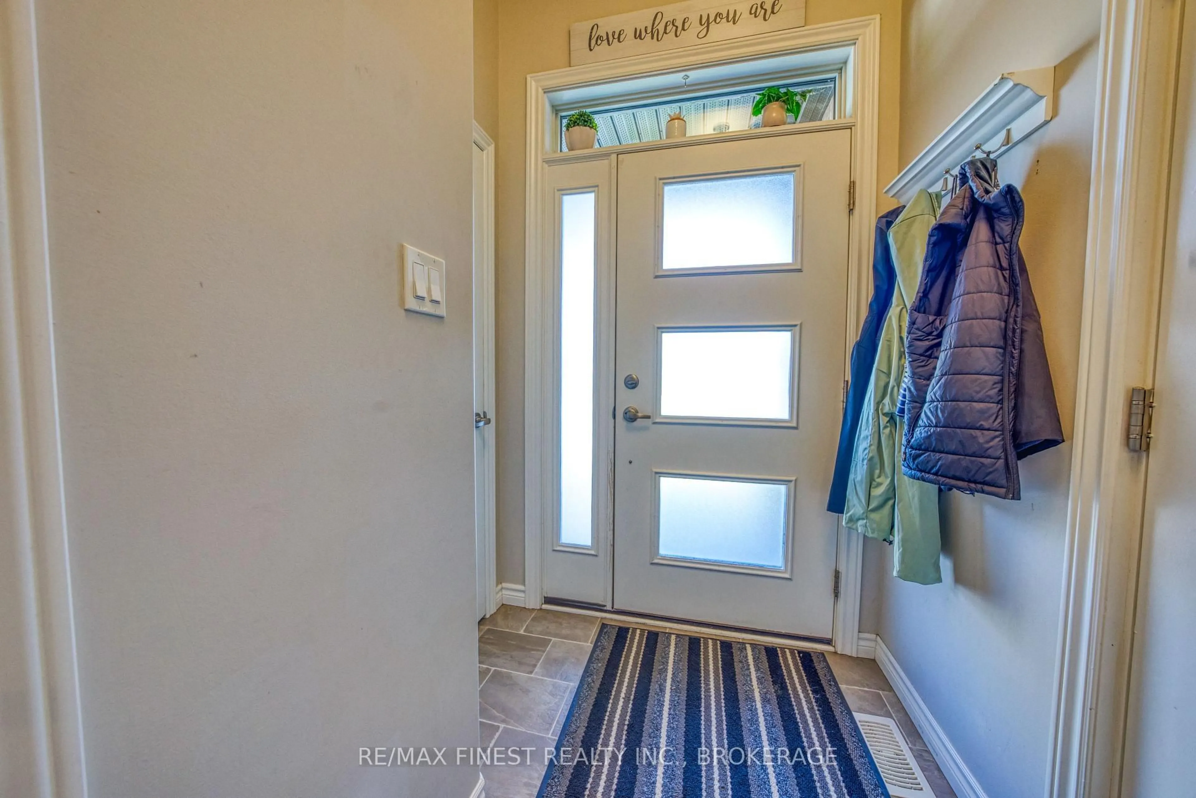Indoor entryway for 1010 Rosanna Ave, Kingston Ontario K7P 0N2