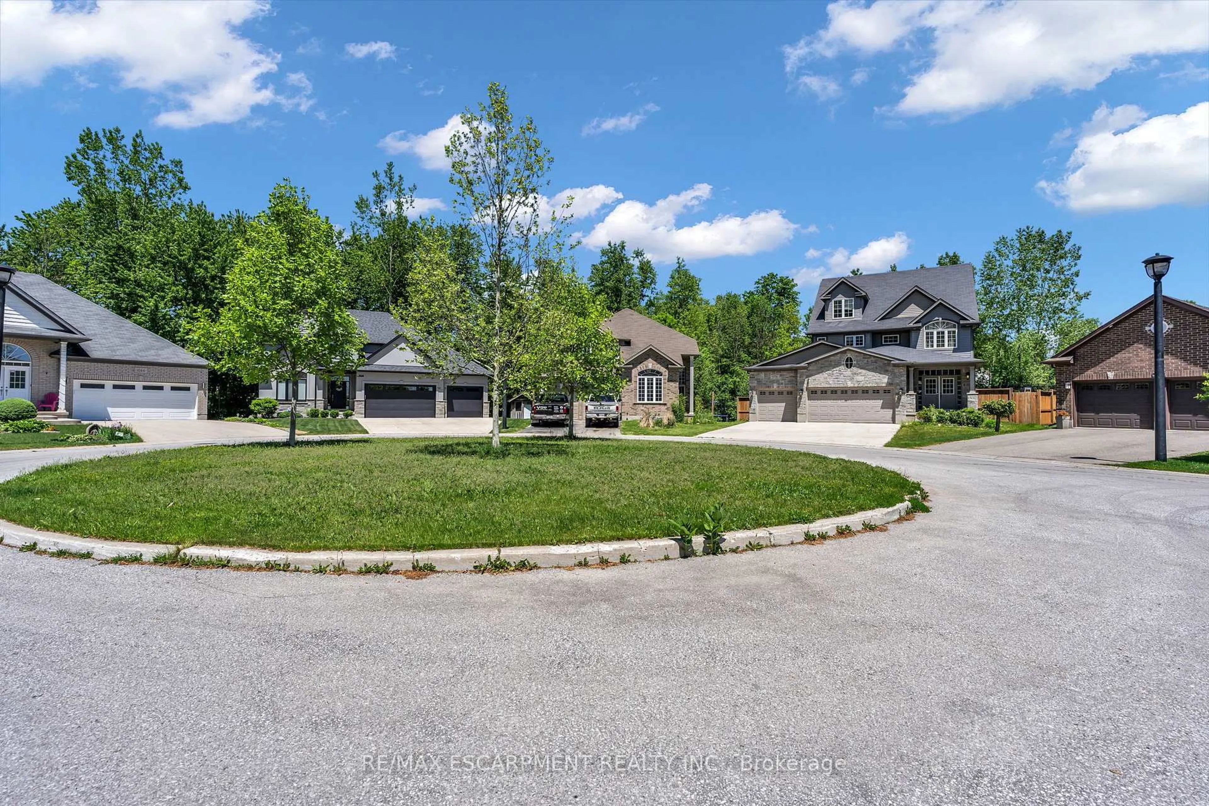A pic from outside/outdoor area/front of a property/back of a property/a pic from drone, street for 1052 Loft Crt, London North Ontario N6G 5C1
