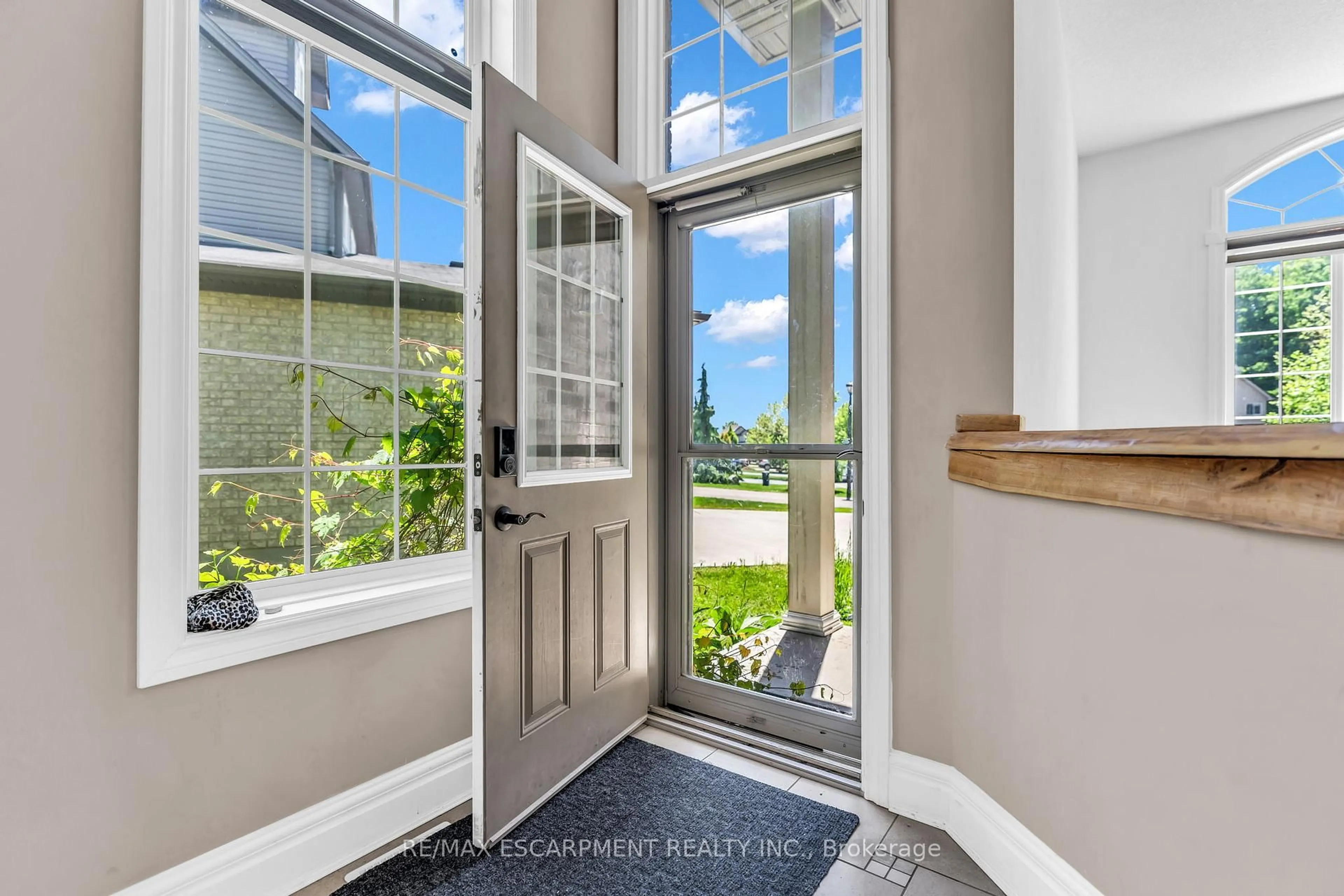 Indoor entryway for 1052 Loft Crt, London North Ontario N6G 5C1