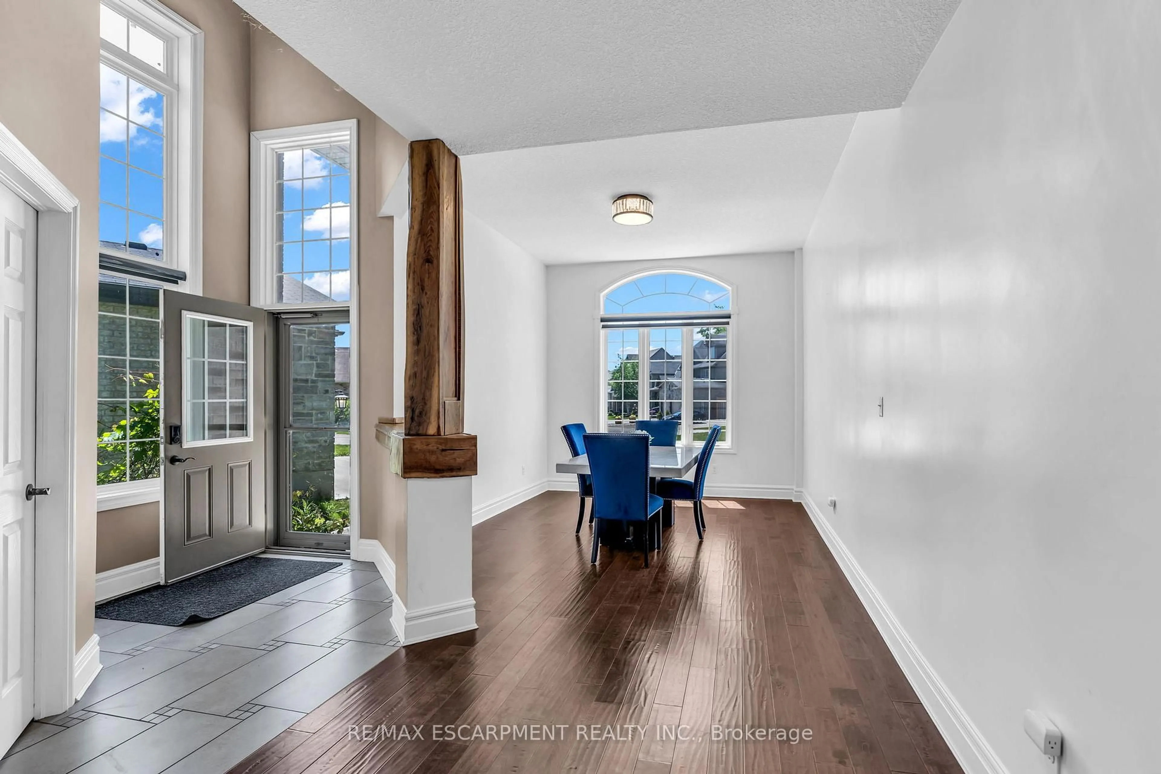 Indoor entryway for 1052 Loft Crt, London North Ontario N6G 5C1