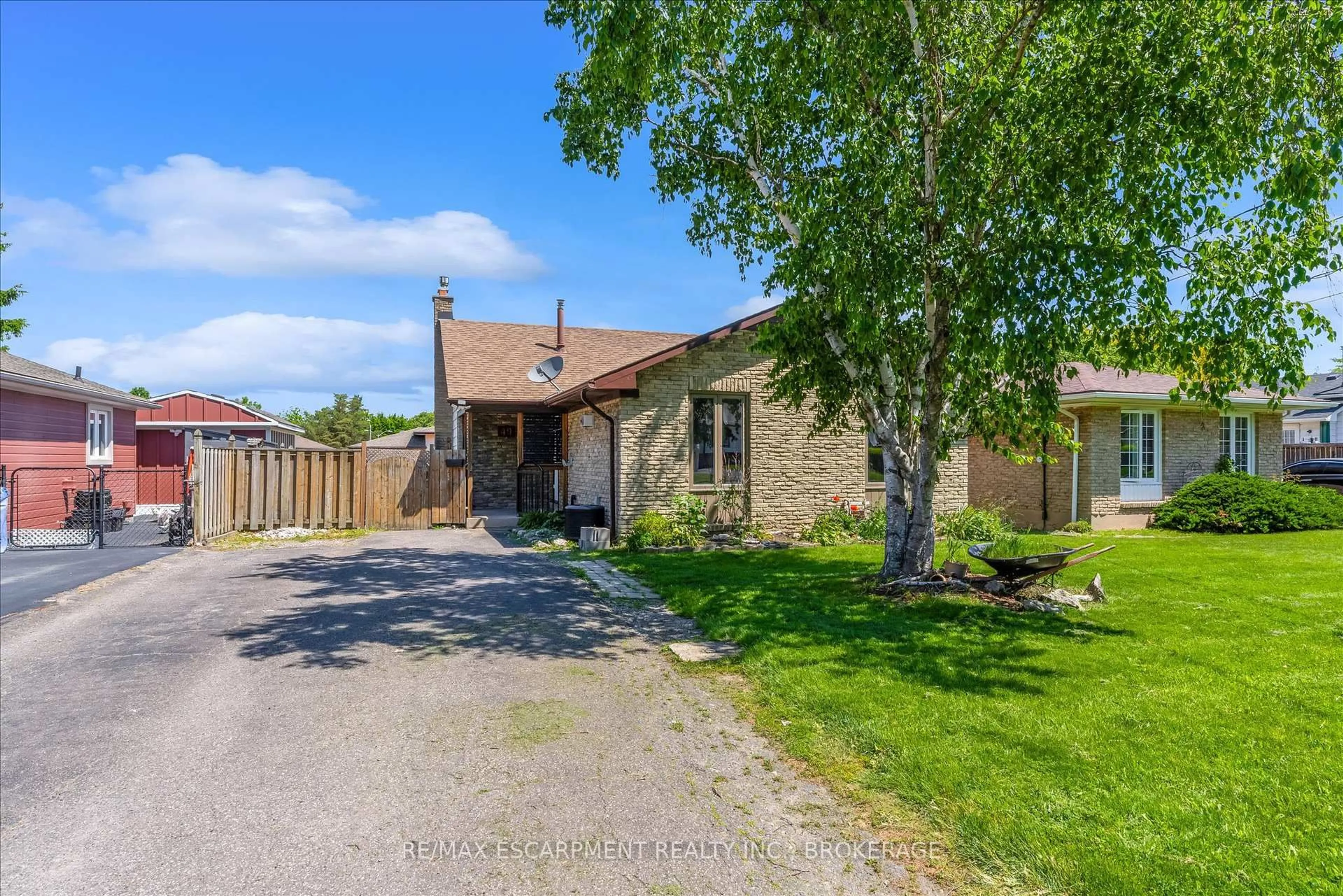 A pic from outside/outdoor area/front of a property/back of a property/a pic from drone, street for 49 Grove Ave, St. Catharines Ontario L2P 1C9