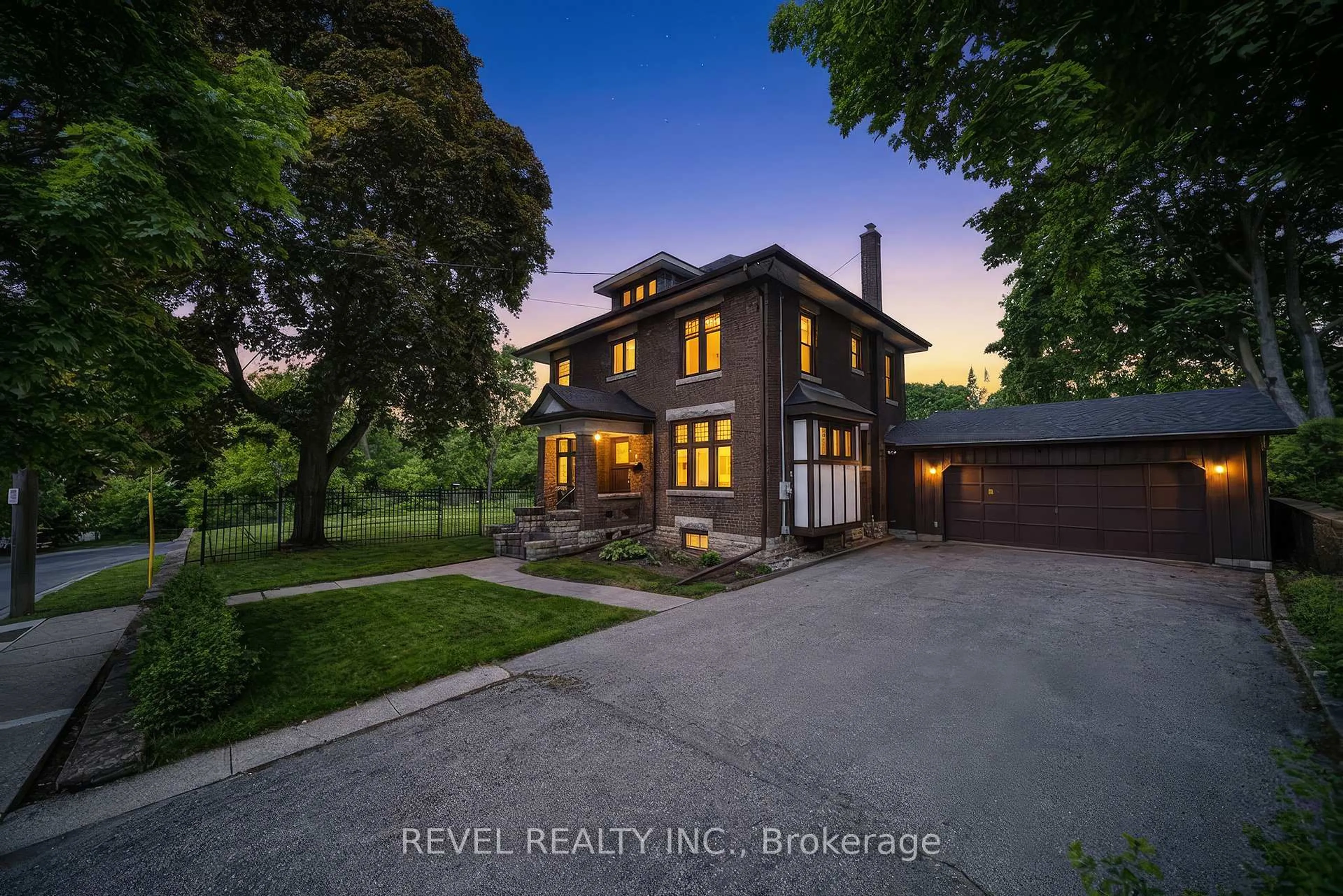 A pic from outside/outdoor area/front of a property/back of a property/a pic from drone, street for 8 Abigail Ave, Brantford Ontario N3R 4R7