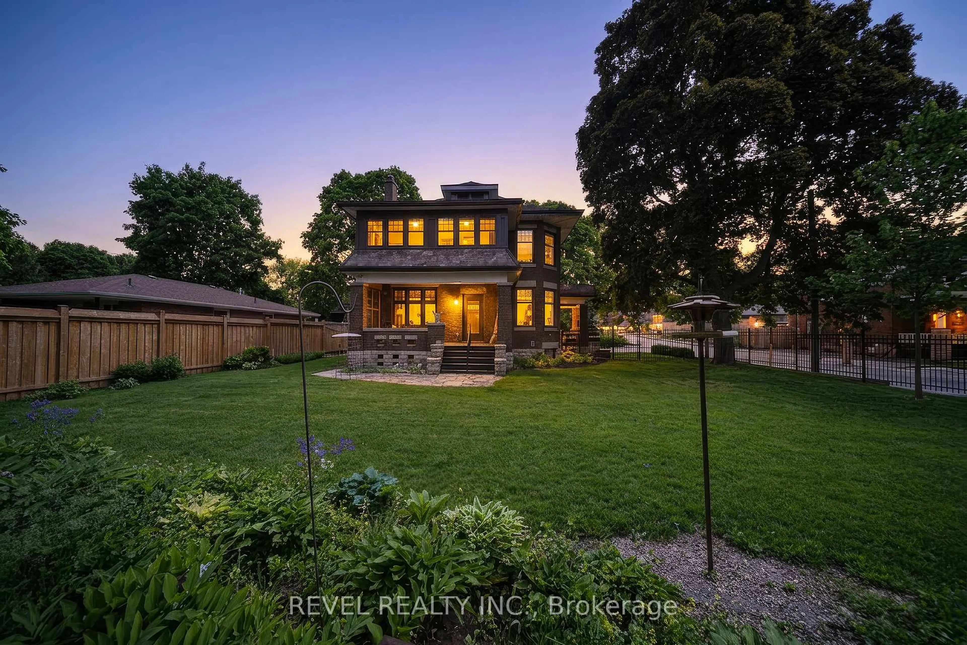 A pic from outside/outdoor area/front of a property/back of a property/a pic from drone, street for 8 Abigail Ave, Brantford Ontario N3R 4R7