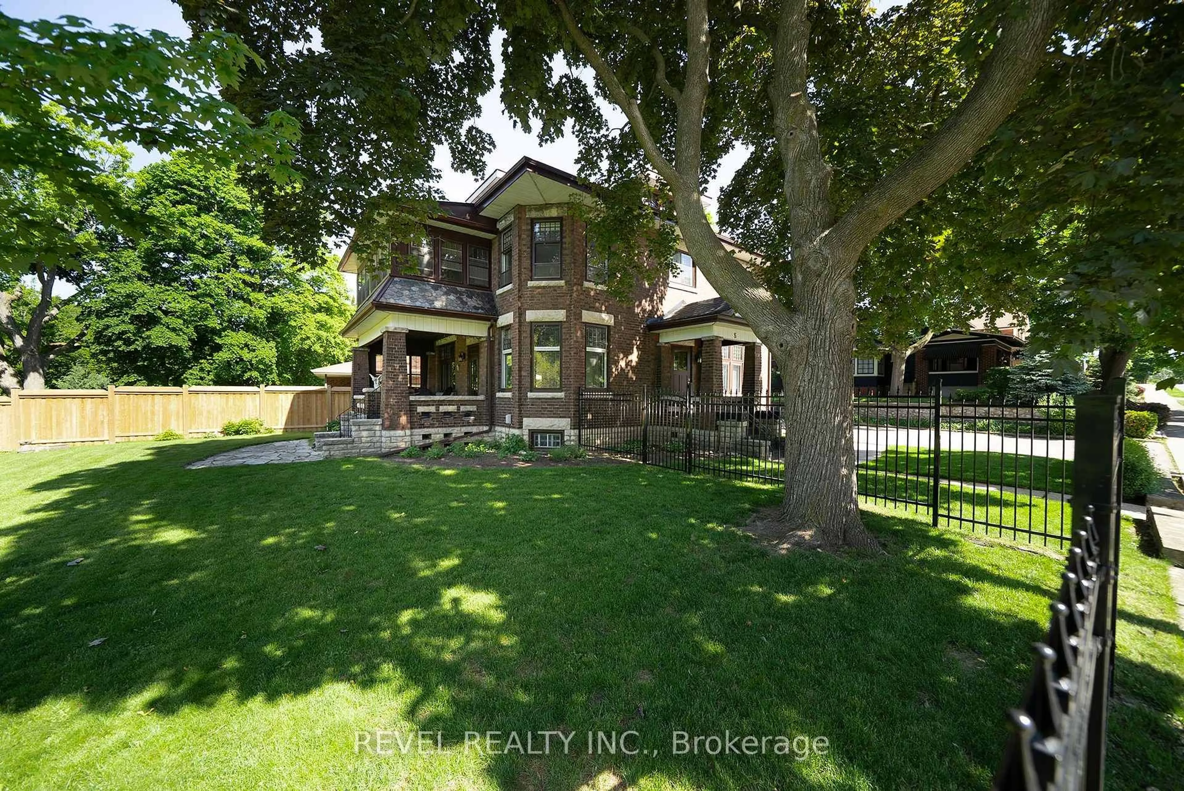 A pic from outside/outdoor area/front of a property/back of a property/a pic from drone, building for 8 Abigail Ave, Brantford Ontario N3R 4R7