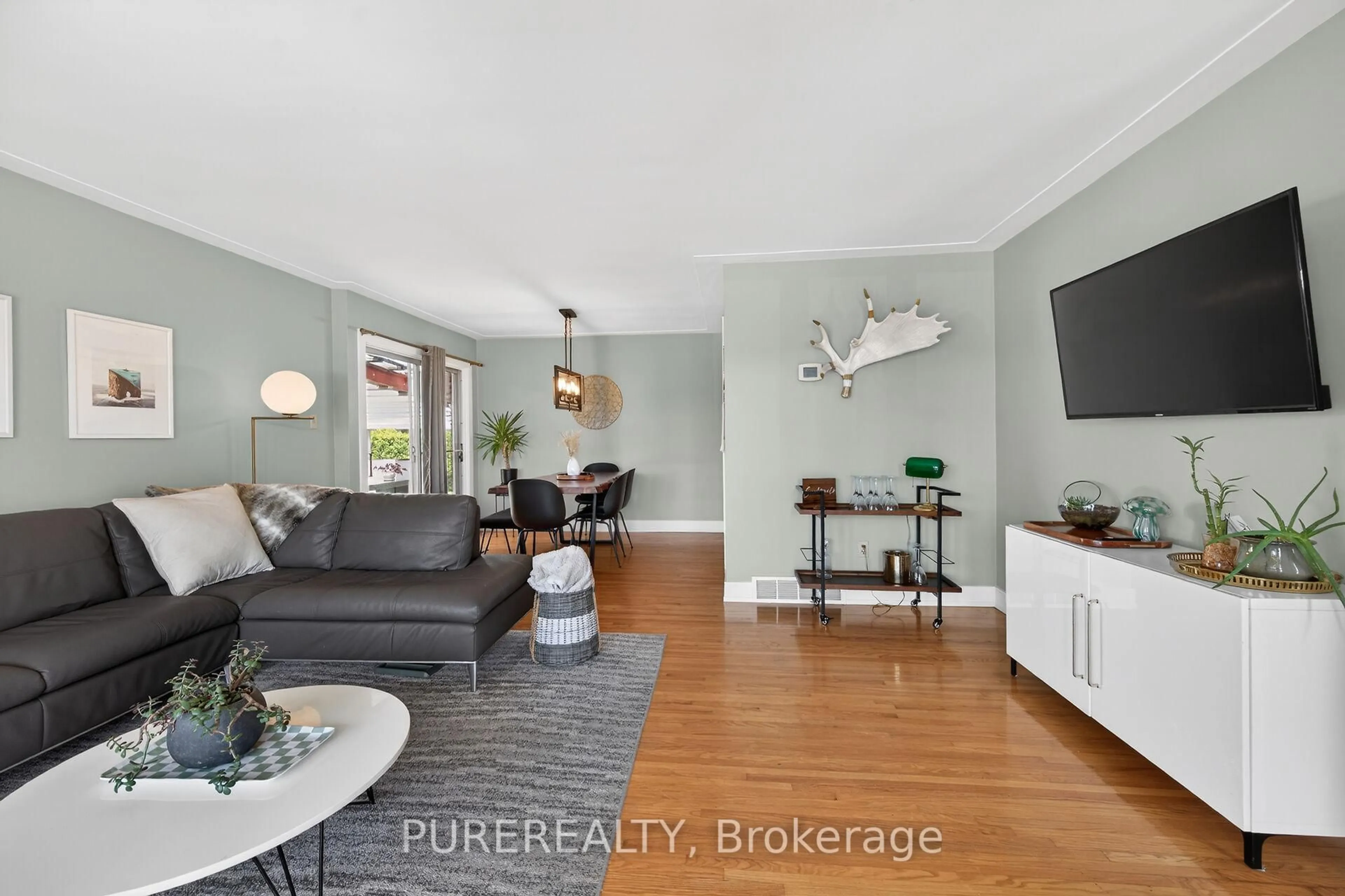 Living room with furniture, unknown for 23 Duchess Crt, Hamilton Ontario L8E 1A4