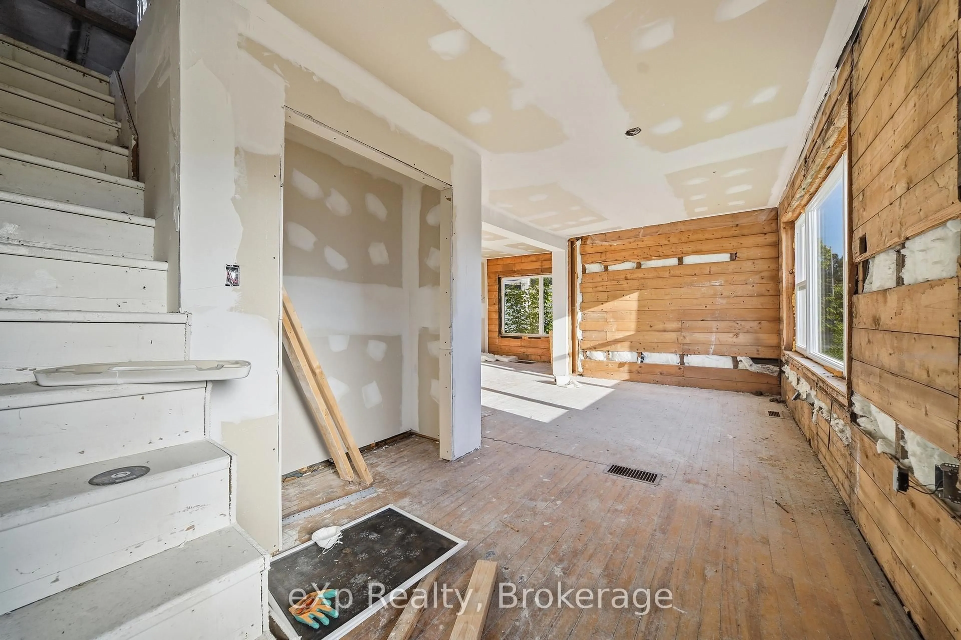 Indoor entryway for 195 Sidney St, Quinte West Ontario K8V 2S9