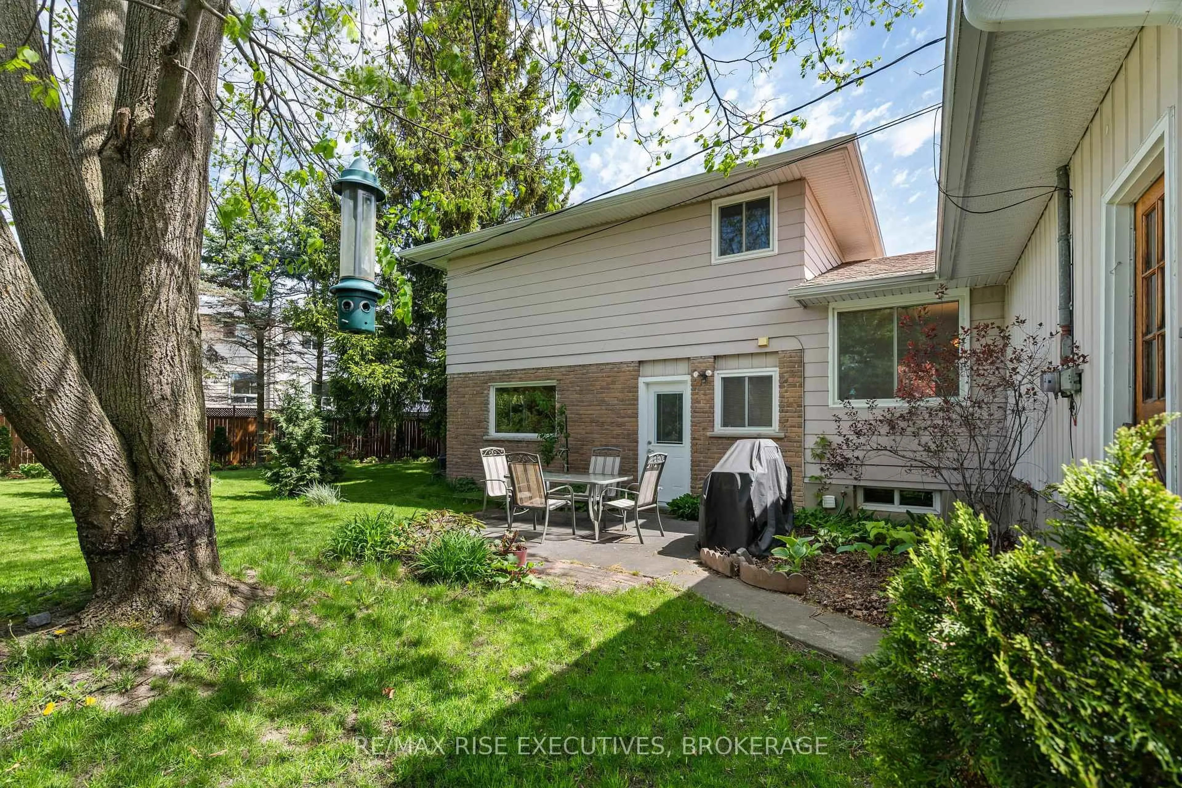 Patio, street for 707 Laidlaw Cres, Kingston Ontario K7M 5M3