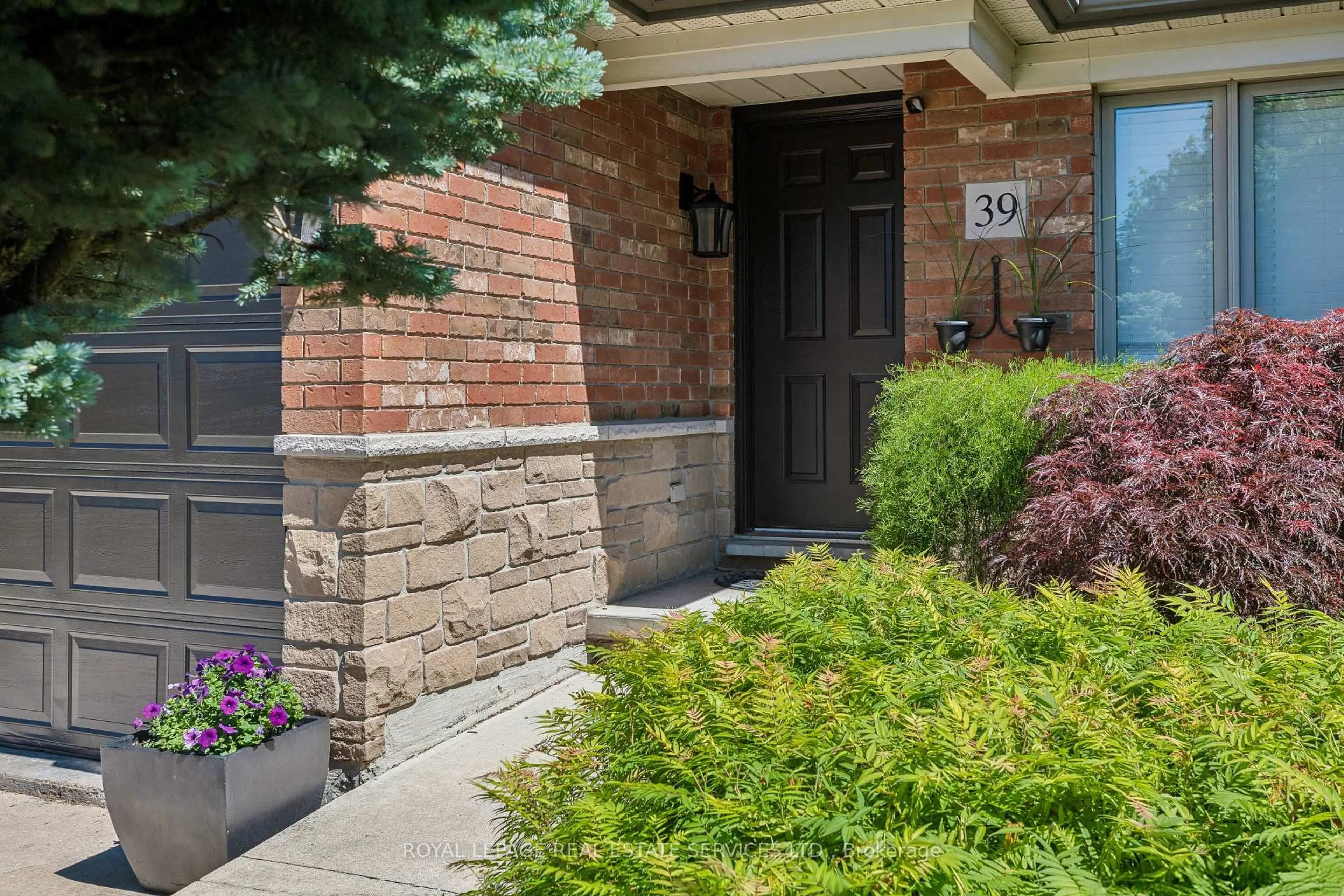 Home with brick exterior material, street for 39 Liam Dr, Hamilton Ontario L9G 4Y1