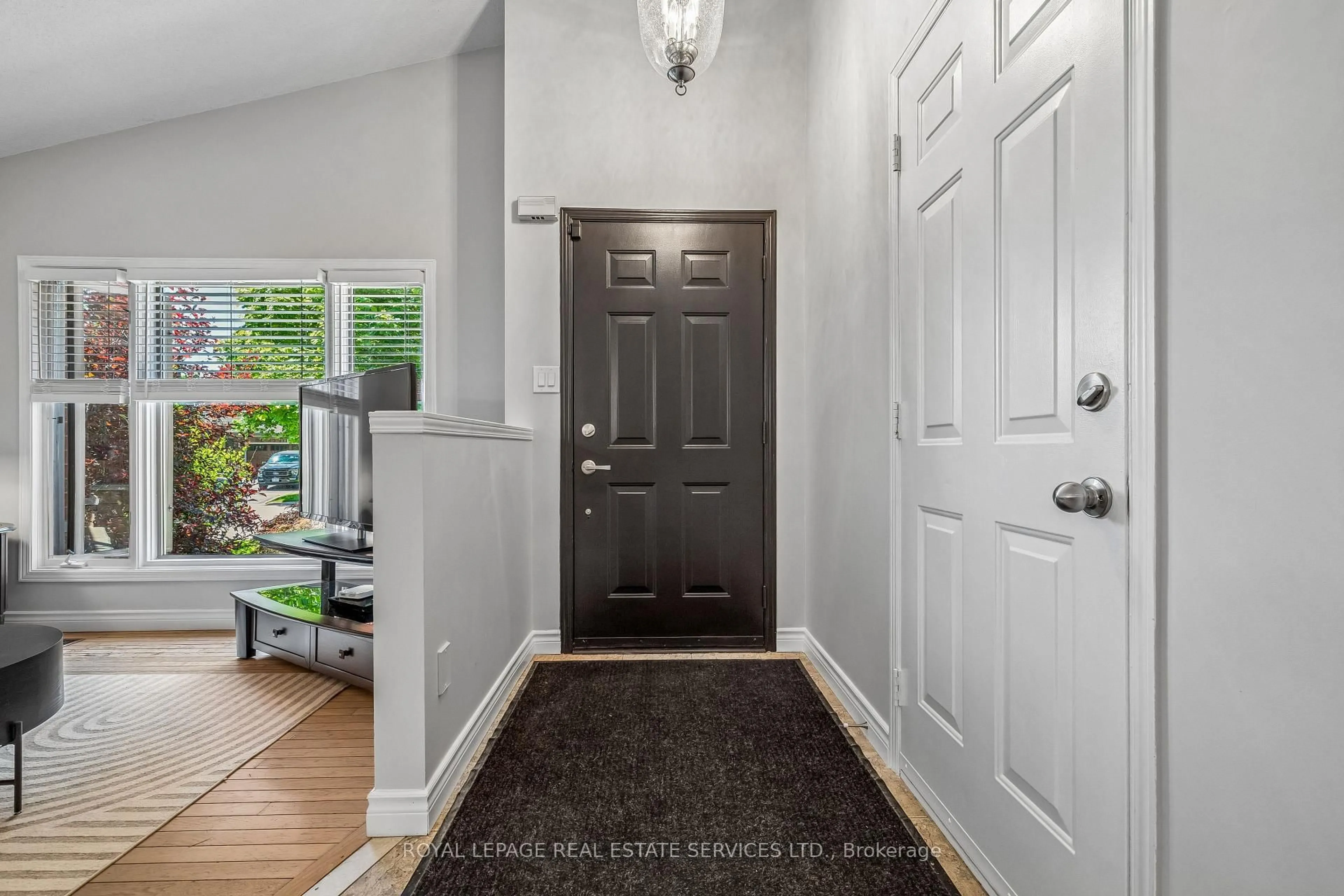 Indoor entryway for 39 Liam Dr, Hamilton Ontario L9G 4Y1