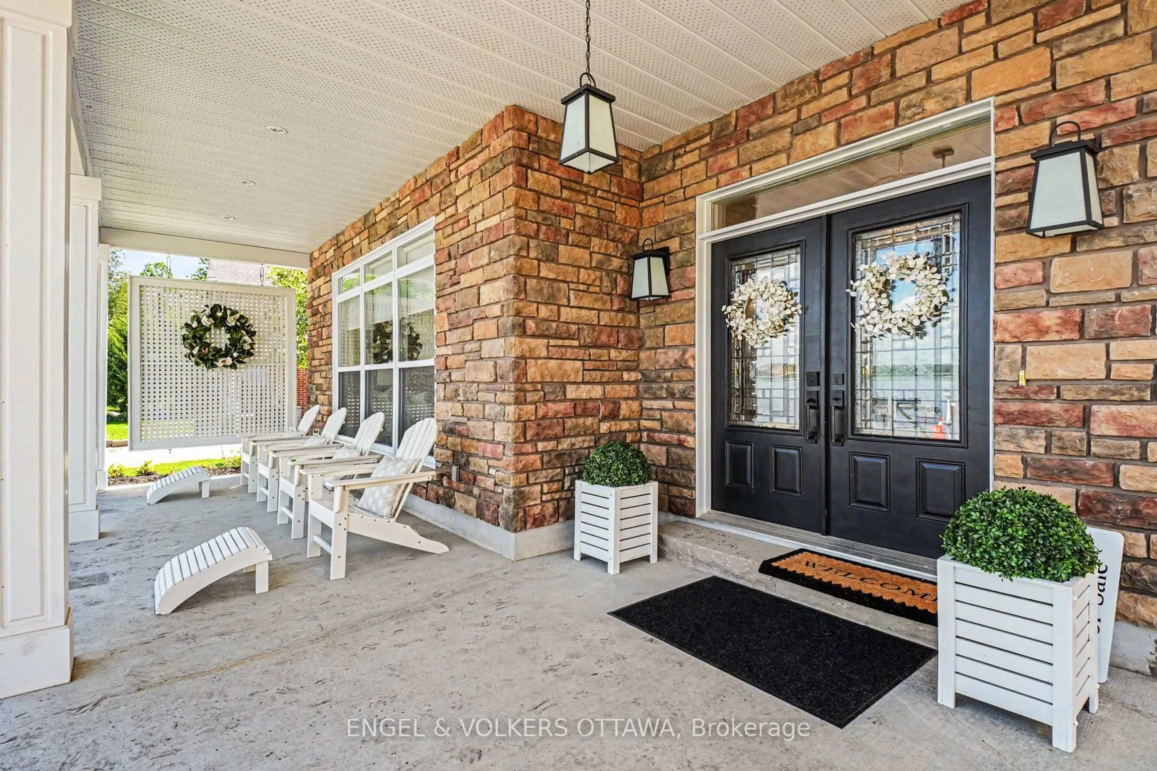 Indoor entryway for 835 Archibald St, Braeside Ontario K0A 1G0