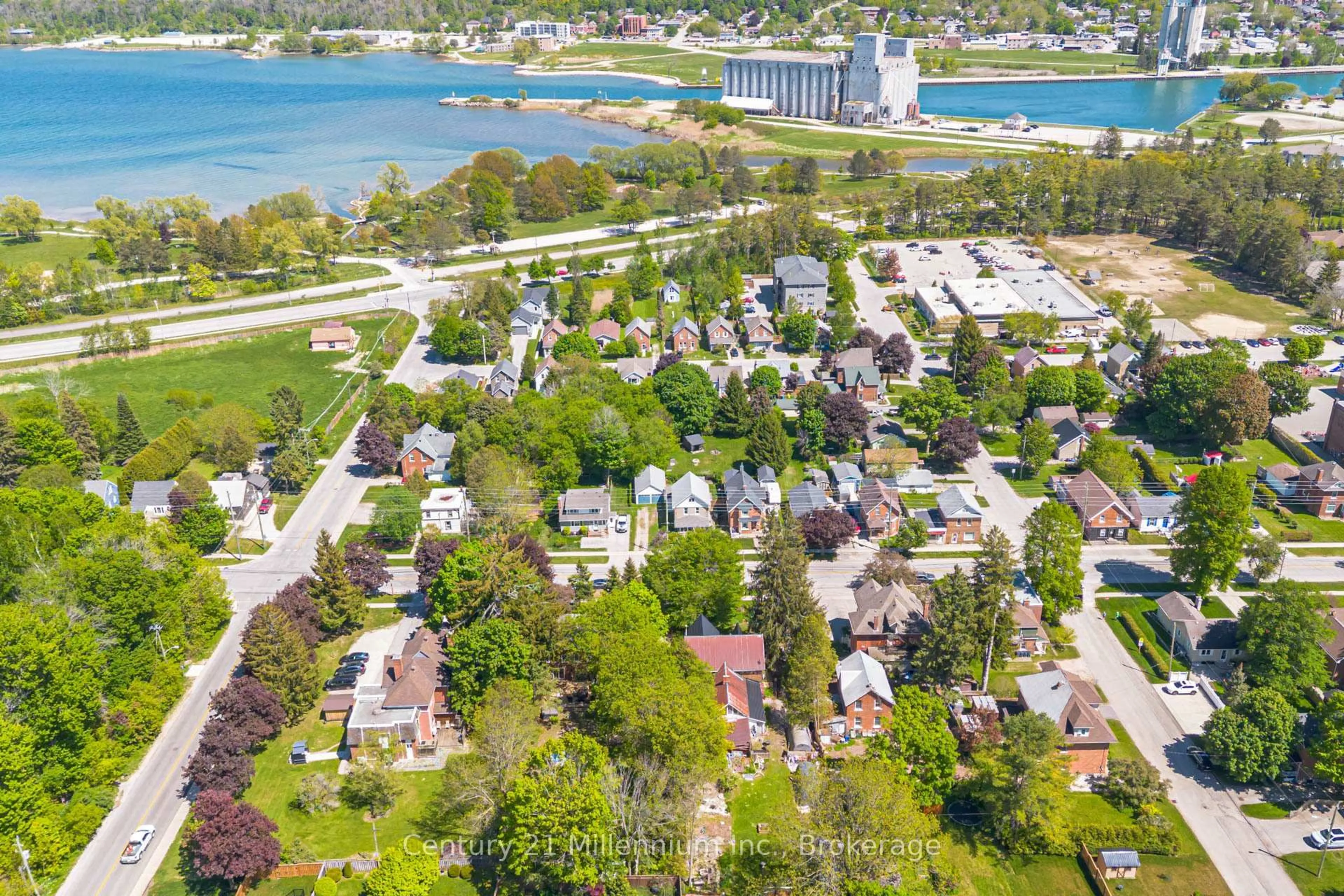 A pic from outside/outdoor area/front of a property/back of a property/a pic from drone, street for 1839 4th Ave, Owen Sound Ontario N4K 4X9