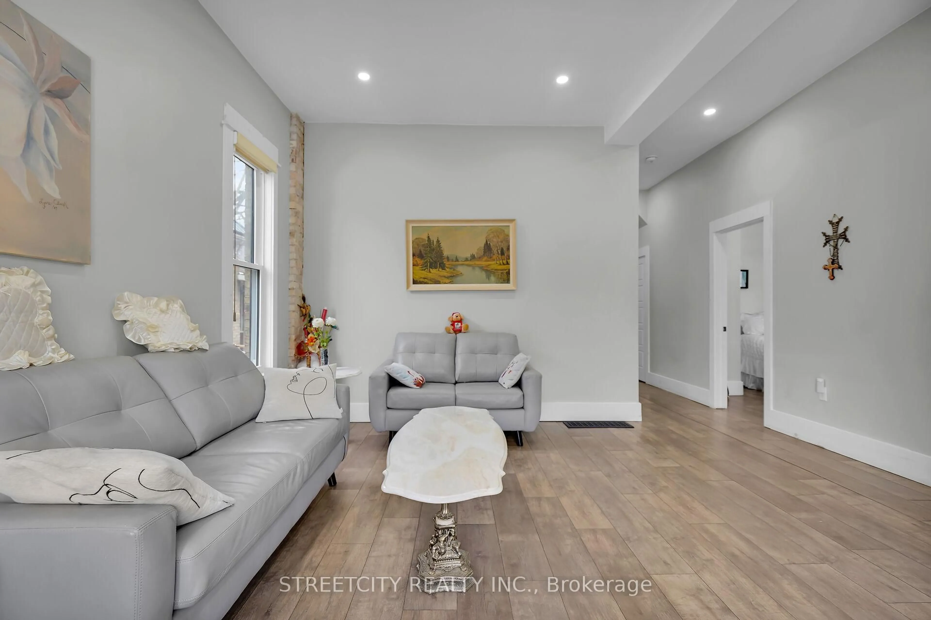 Living room with furniture, unknown for 7 Myrtle St, St. Thomas Ontario N5R 2E6