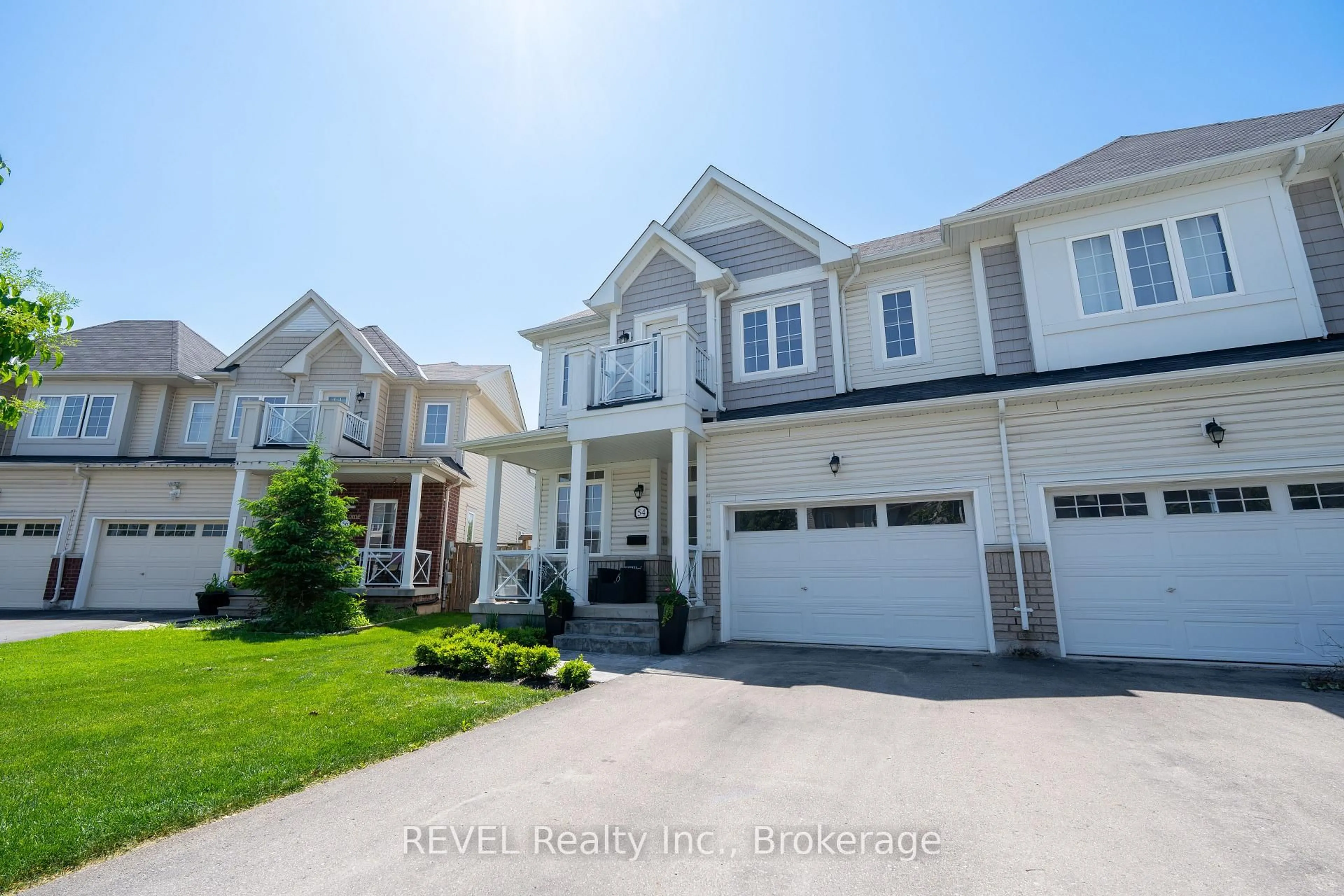 Home with vinyl exterior material, street for 54 Dominion Cres, Niagara-on-the-Lake Ontario L0S 1J1