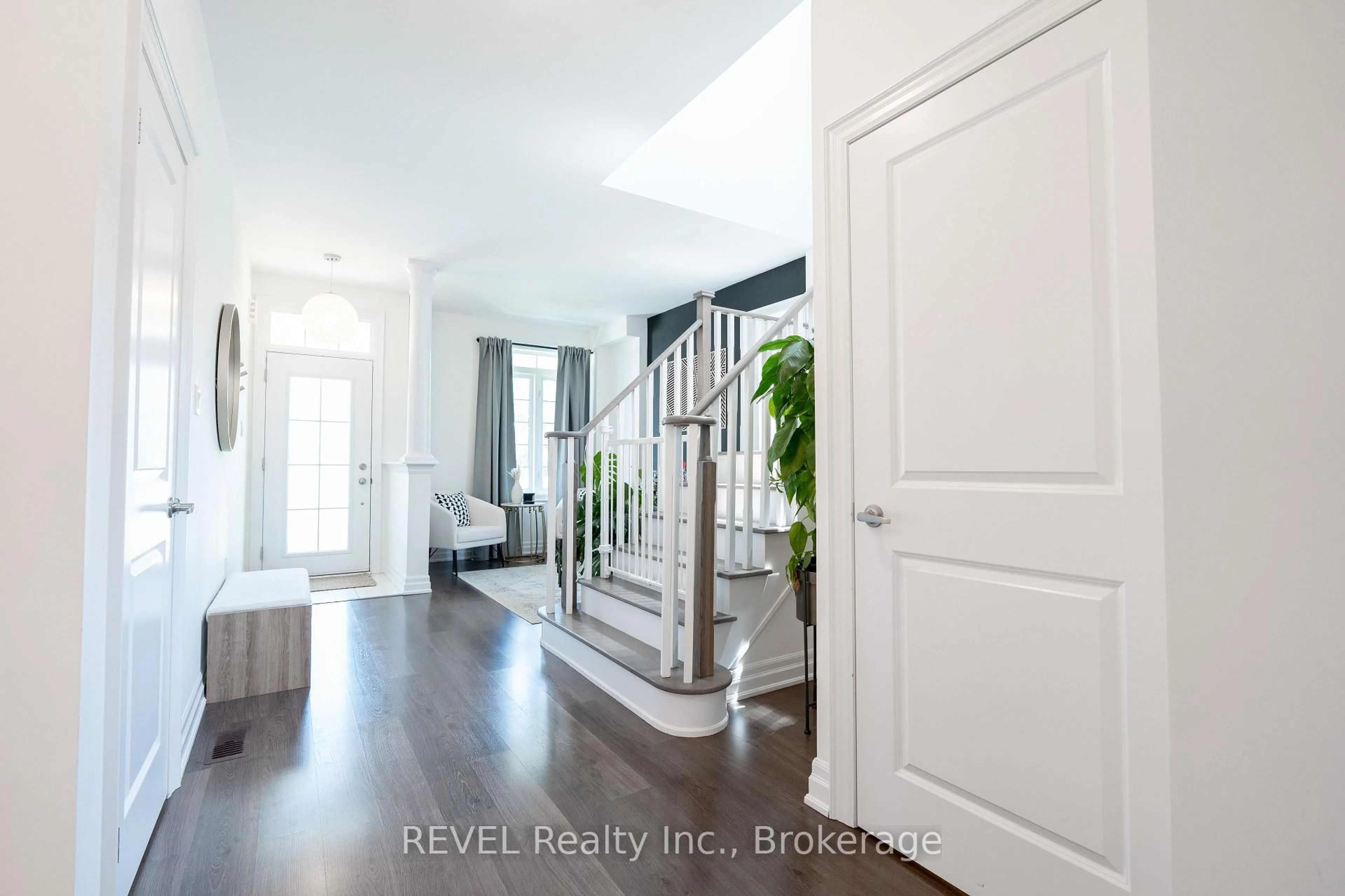 Indoor entryway for 54 Dominion Cres, Niagara-on-the-Lake Ontario L0S 1J1