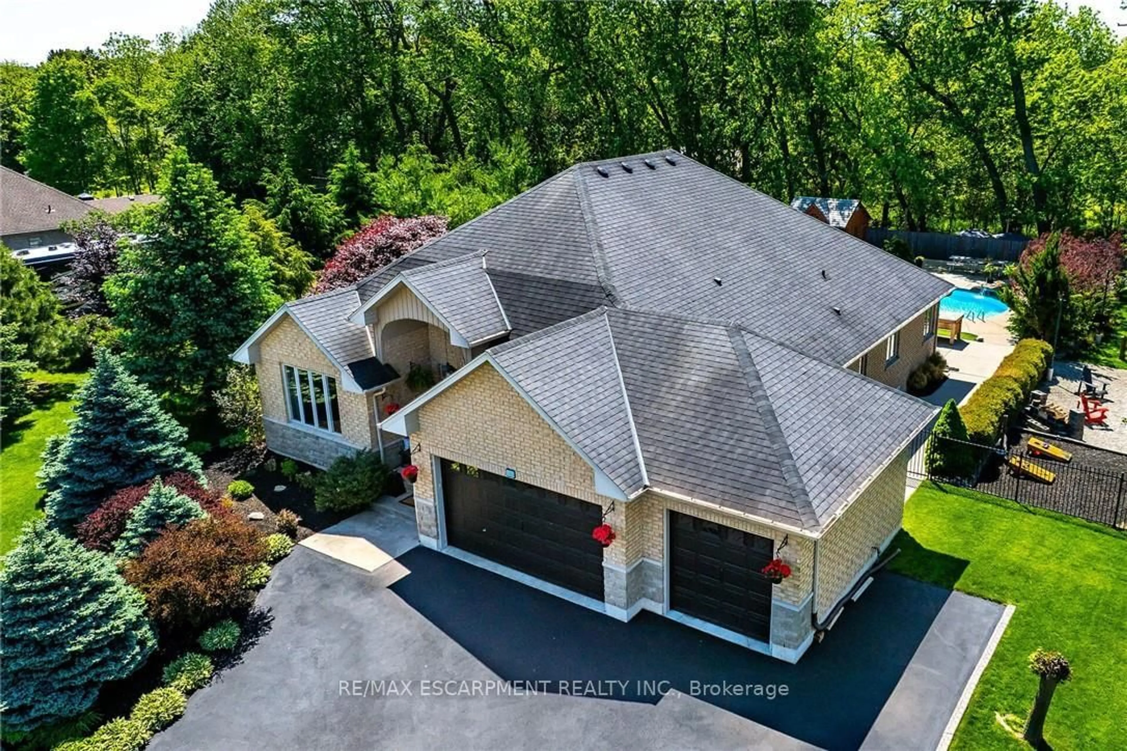 A pic from outside/outdoor area/front of a property/back of a property/a pic from drone, street for 5 Royal Troon Dr, Brant Ontario N0E 1R0