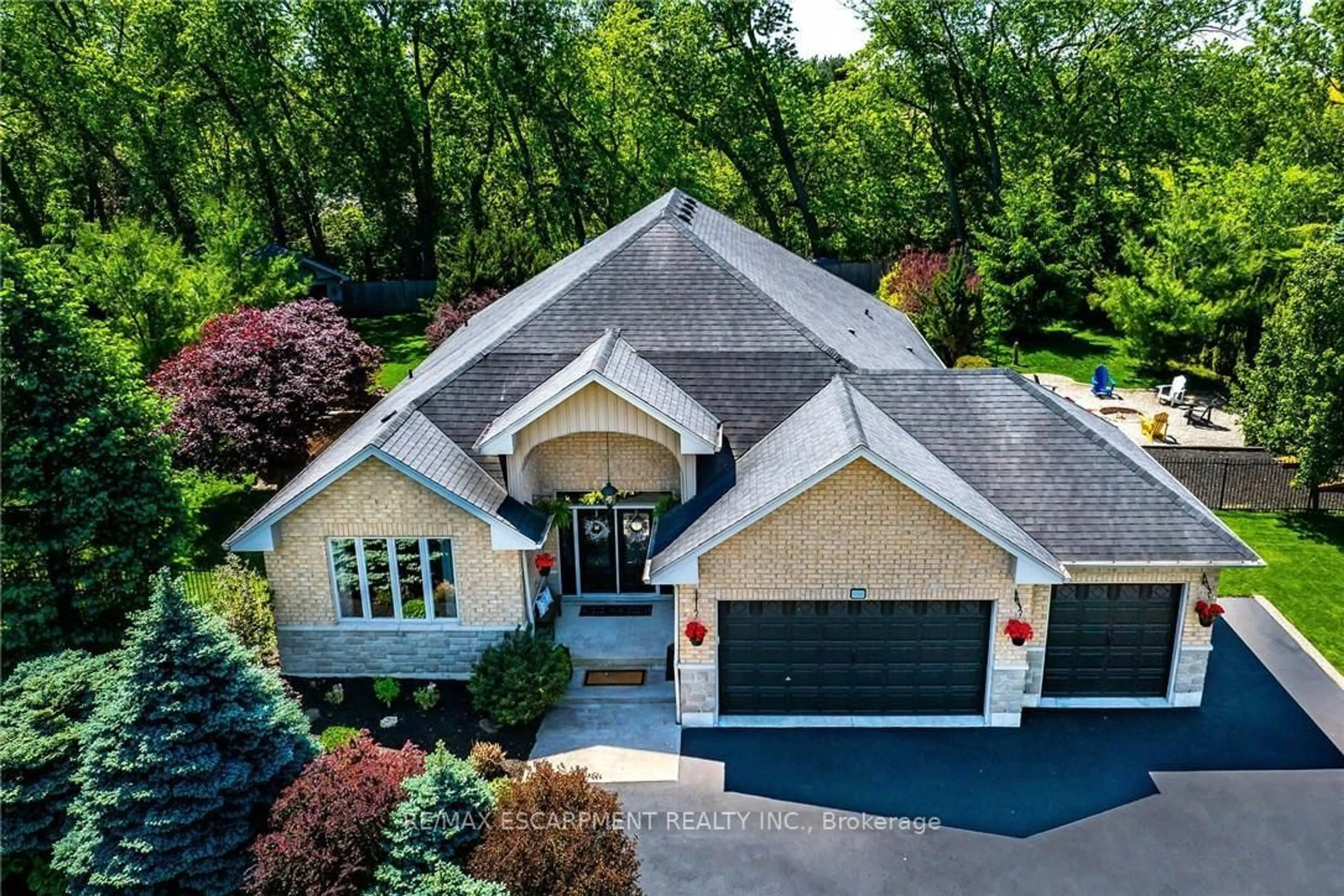 A pic from outside/outdoor area/front of a property/back of a property/a pic from drone, street for 5 Royal Troon Dr, Brant Ontario N0E 1R0