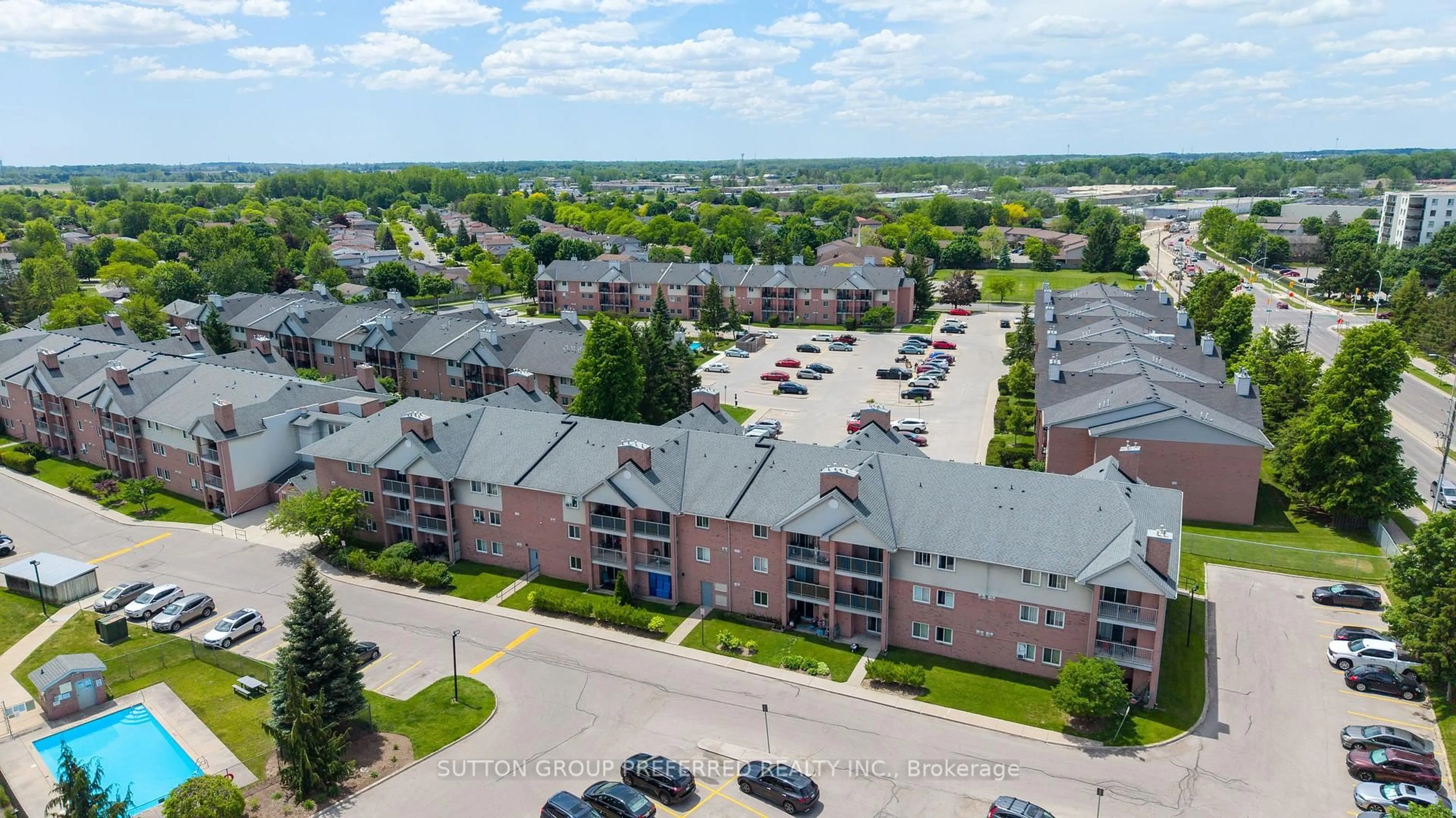A pic from outside/outdoor area/front of a property/back of a property/a pic from drone, unknown for 136 Conway Dr #52, London South Ontario N6E 3N1