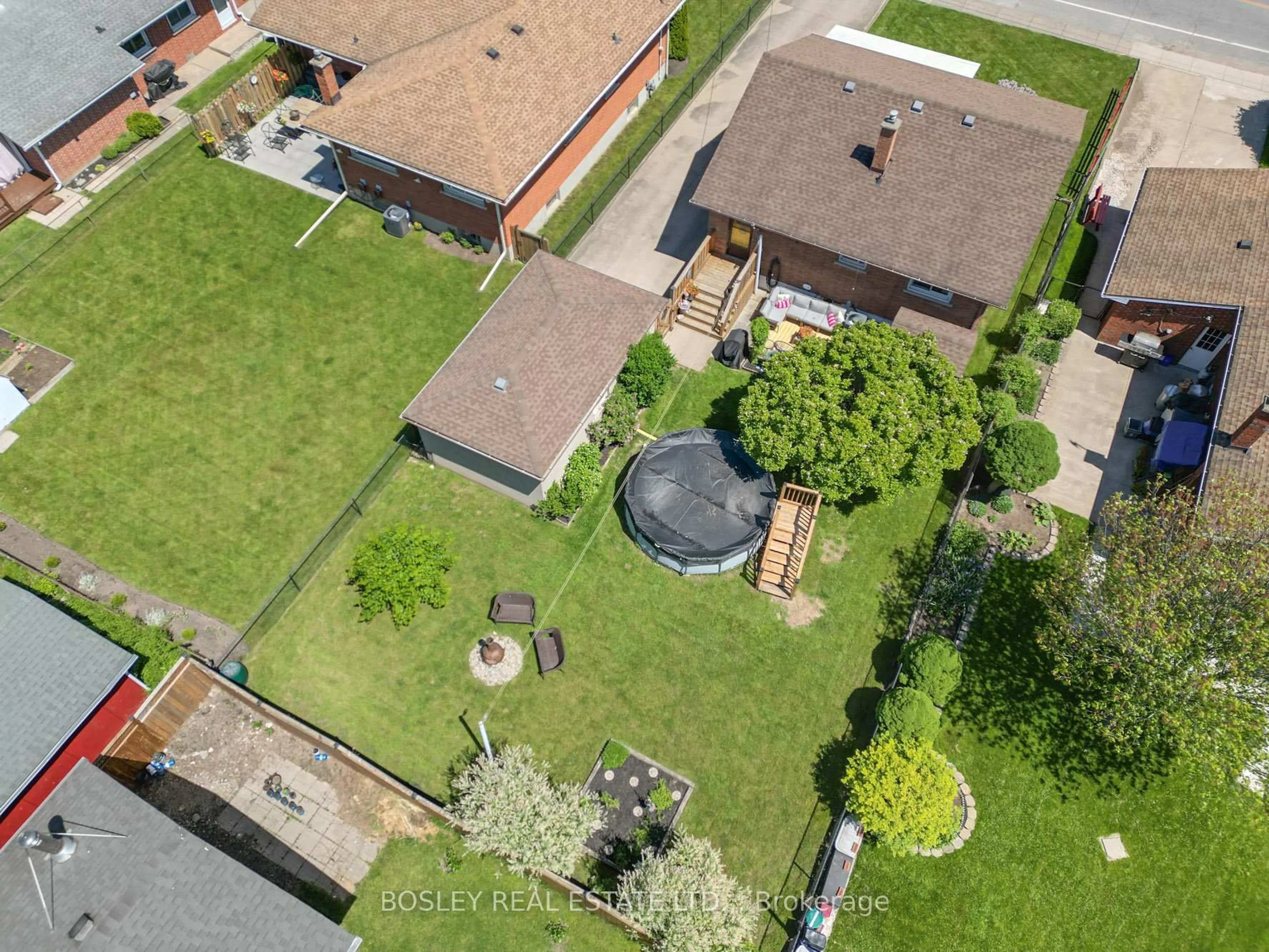 A pic from outside/outdoor area/front of a property/back of a property/a pic from drone, street for 6521 Caledonia St, Niagara Falls Ontario L2G 5A6