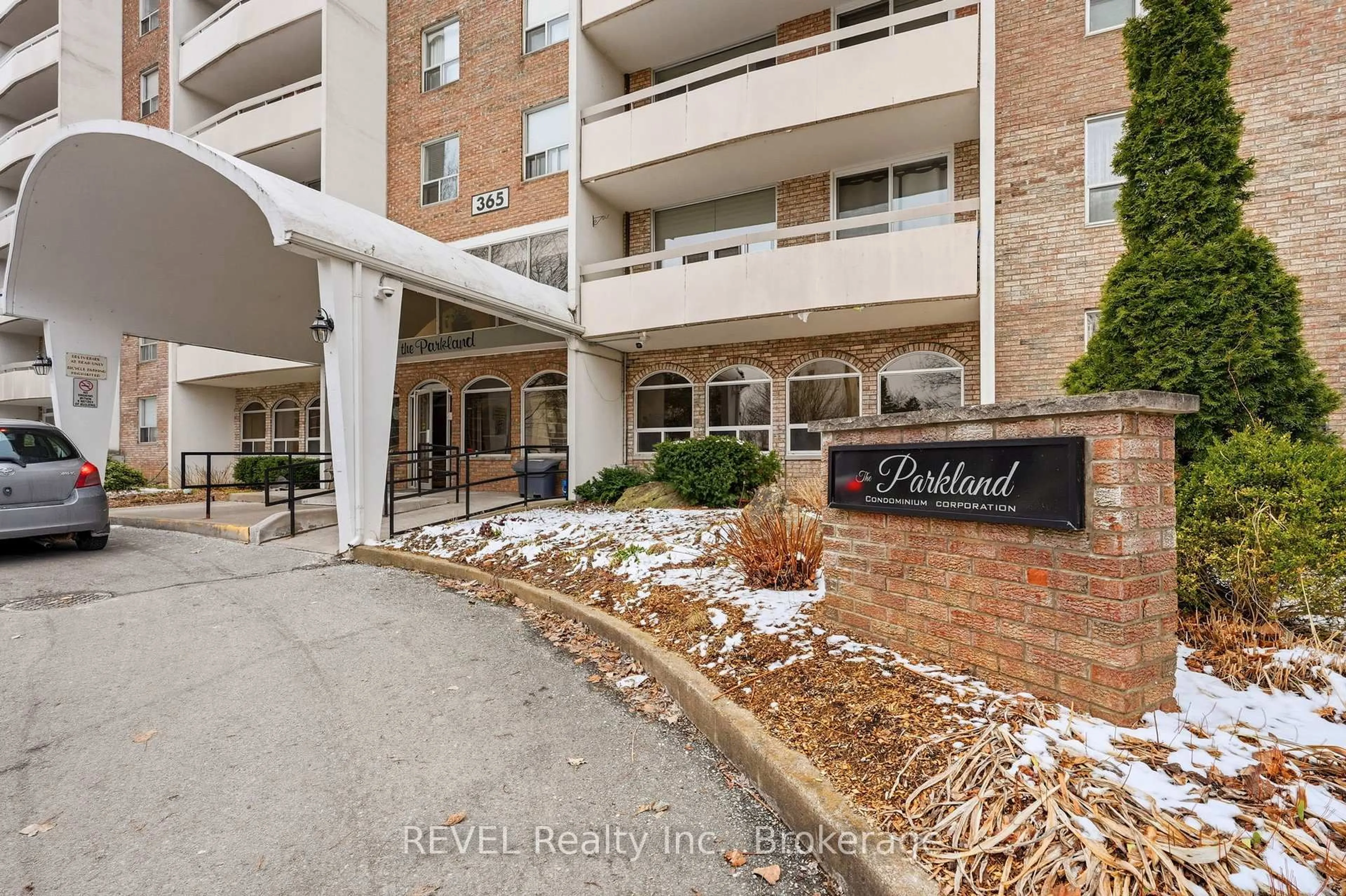 Indoor foyer for 365 Geneva St #411, St. Catharines Ontario L2N 5S7