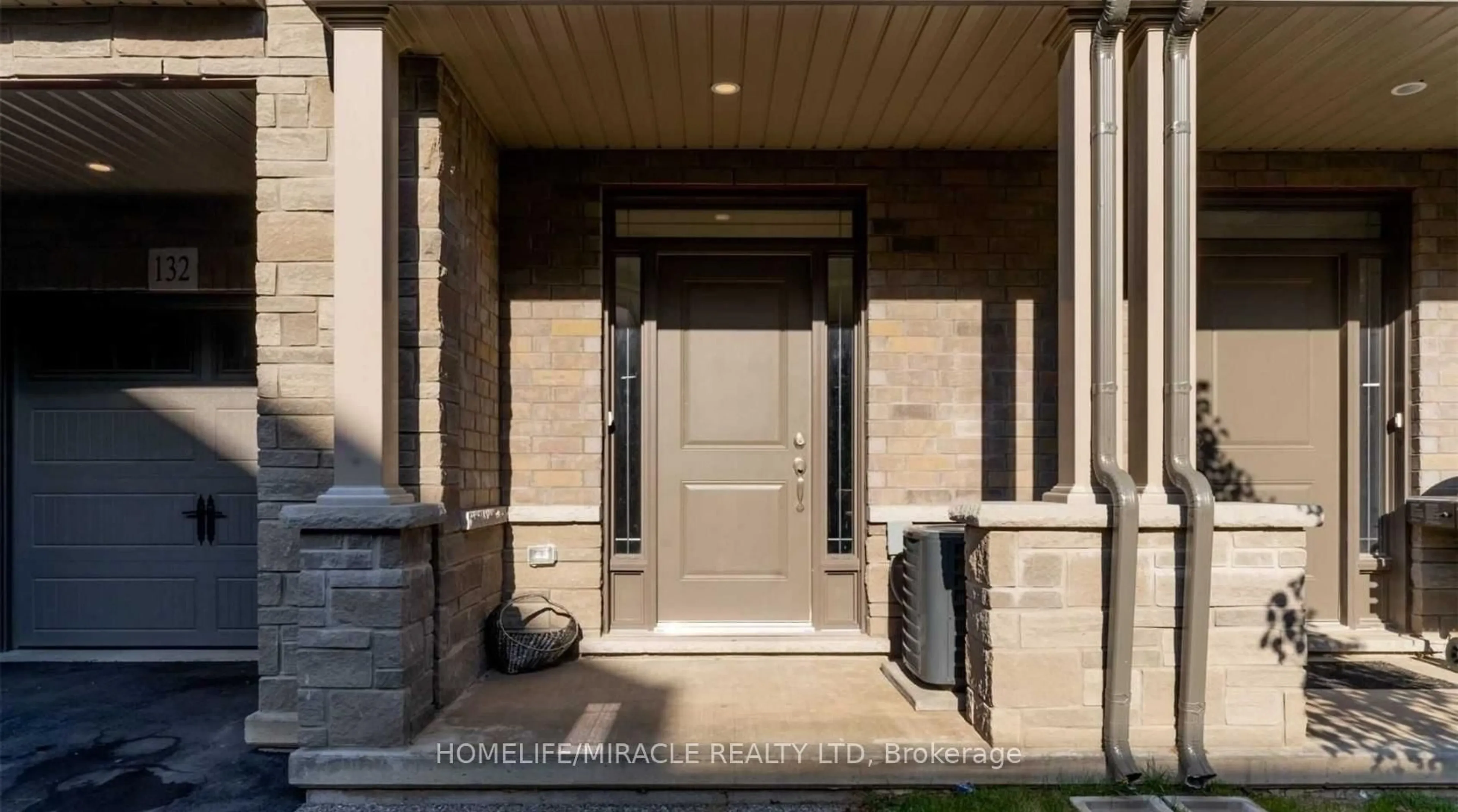 Indoor entryway for 77 Diana Ave #132, Brantford Ontario N3T 0G7