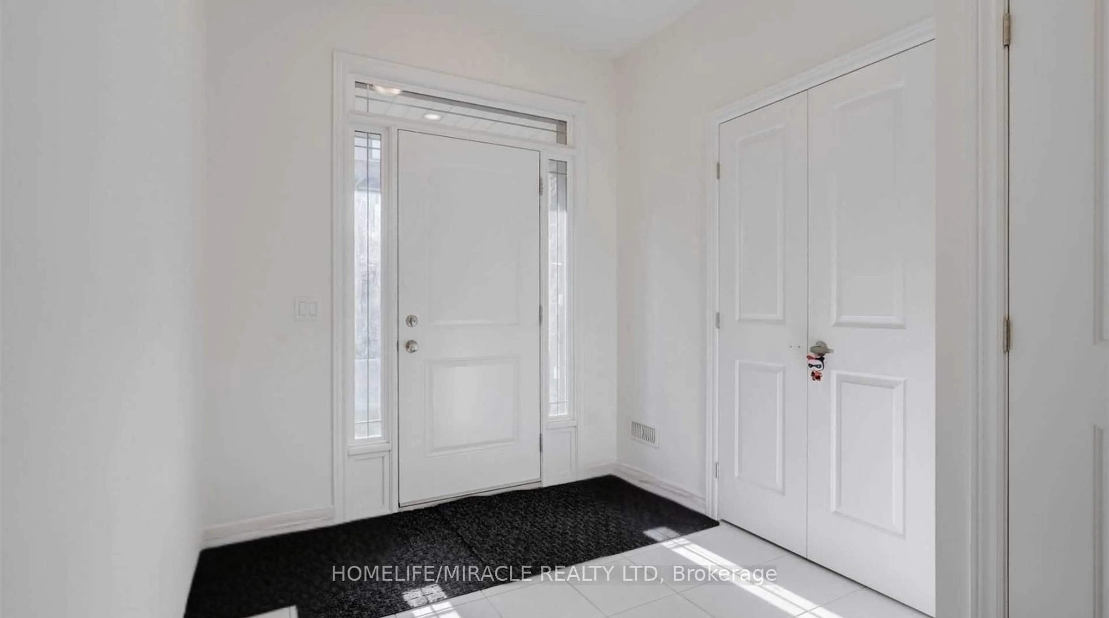 Indoor entryway for 77 Diana Ave #132, Brantford Ontario N3T 0G7