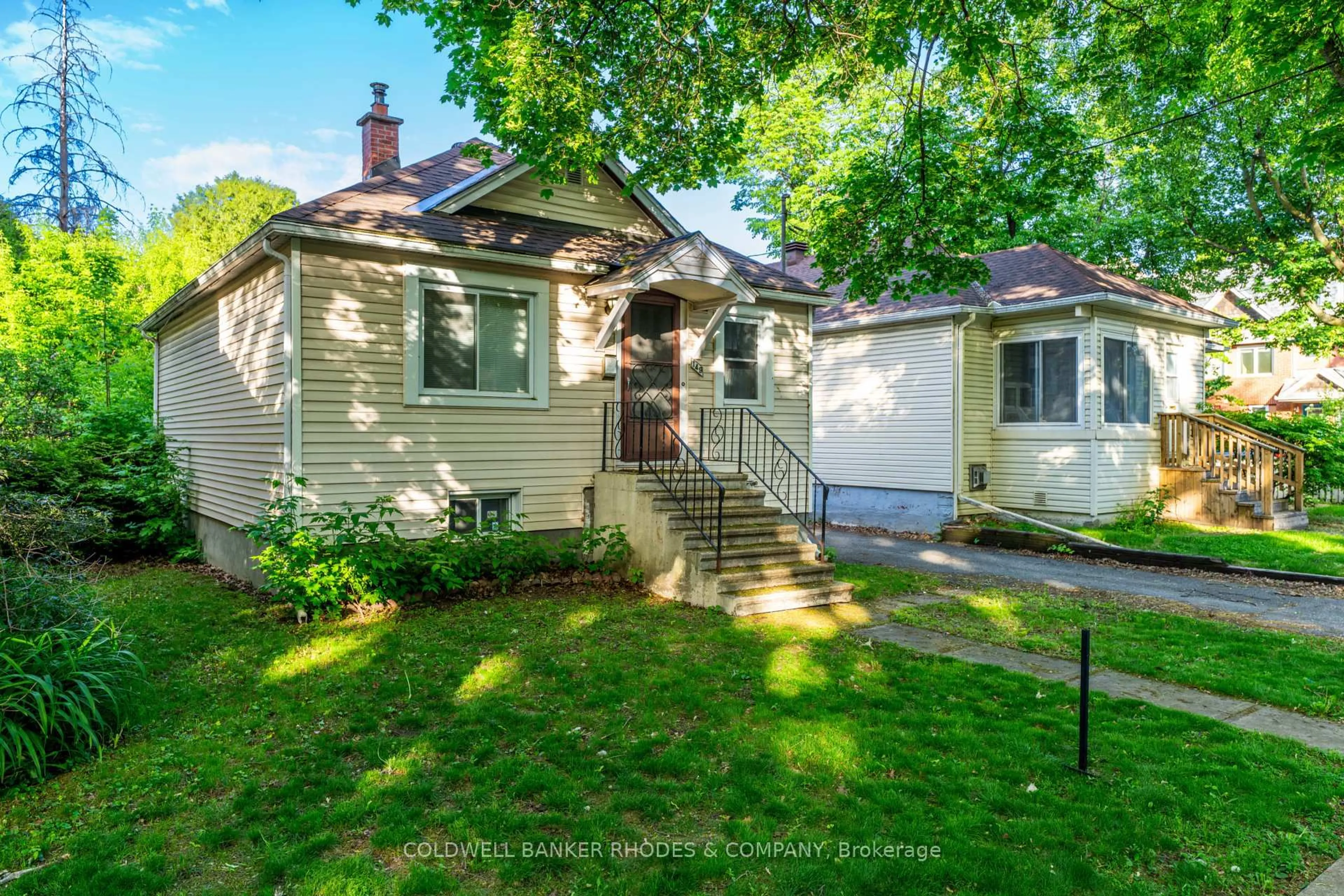 Home with vinyl exterior material, street for 149 Sweetland Ave, Ottawa Ontario K1N 7V1