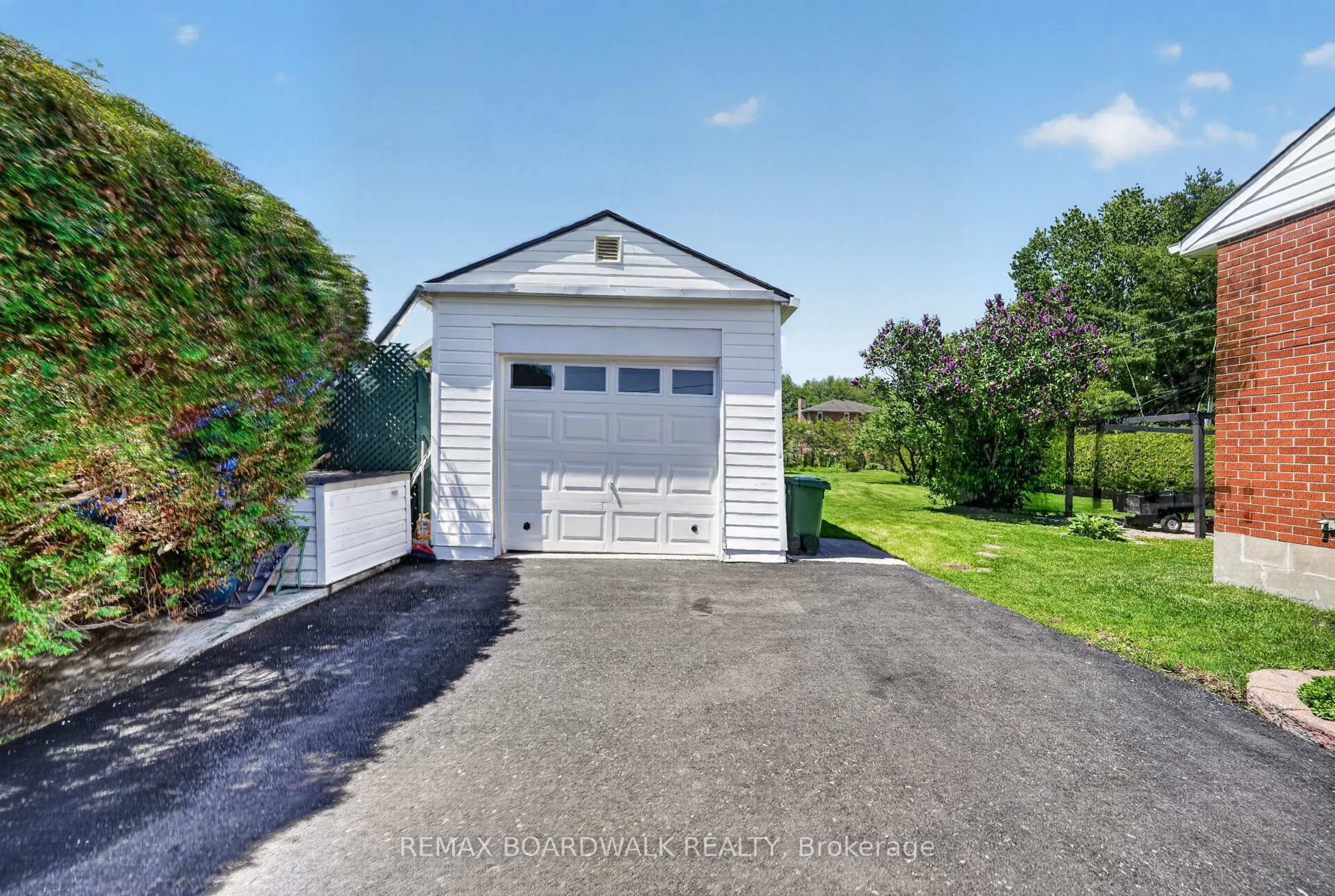 Indoor garage for 2548 MER BLEUE Rd, Ottawa Ontario K4B 1H9