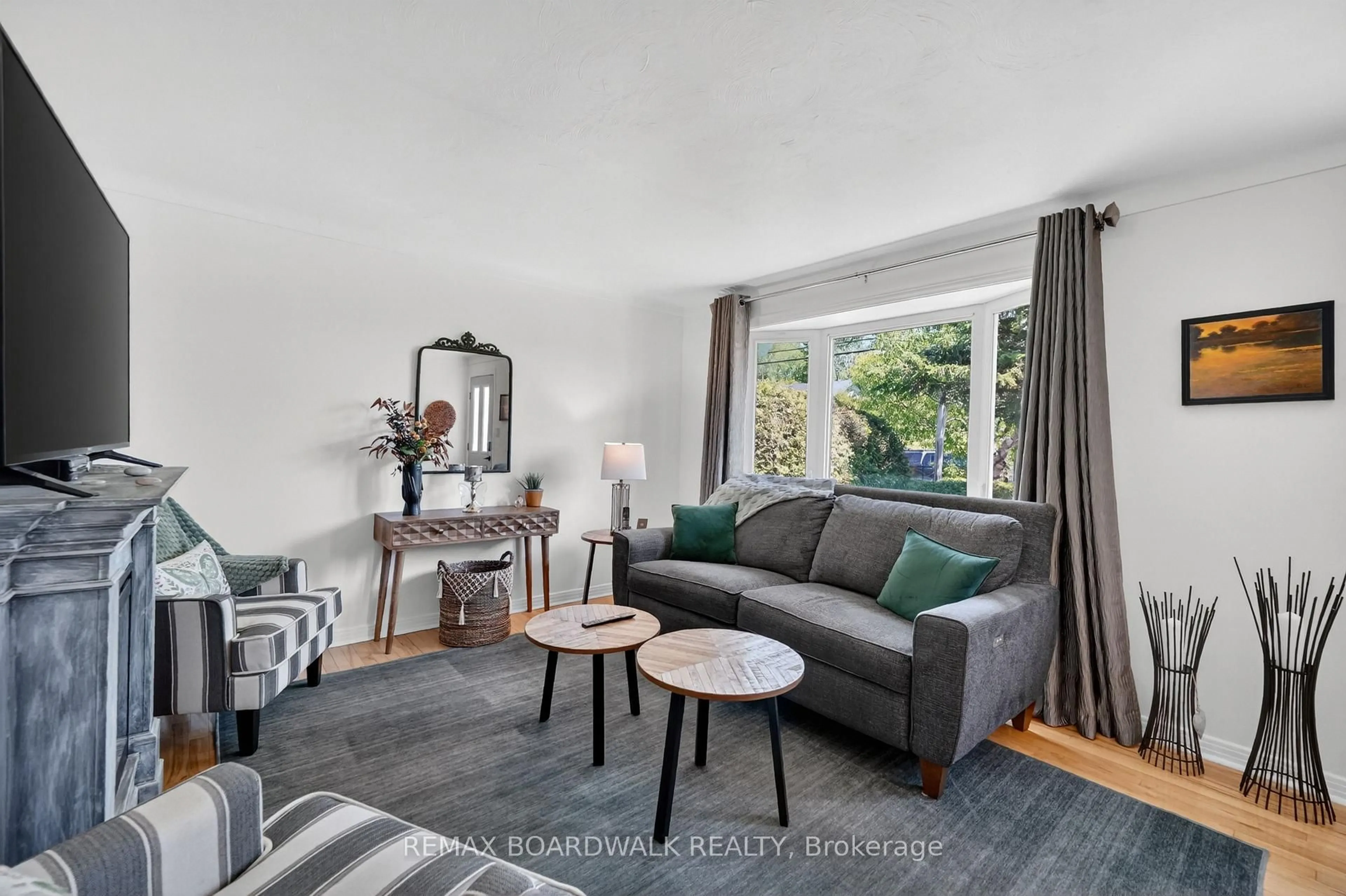 Living room with furniture, unknown for 2548 MER BLEUE Rd, Ottawa Ontario K4B 1H9