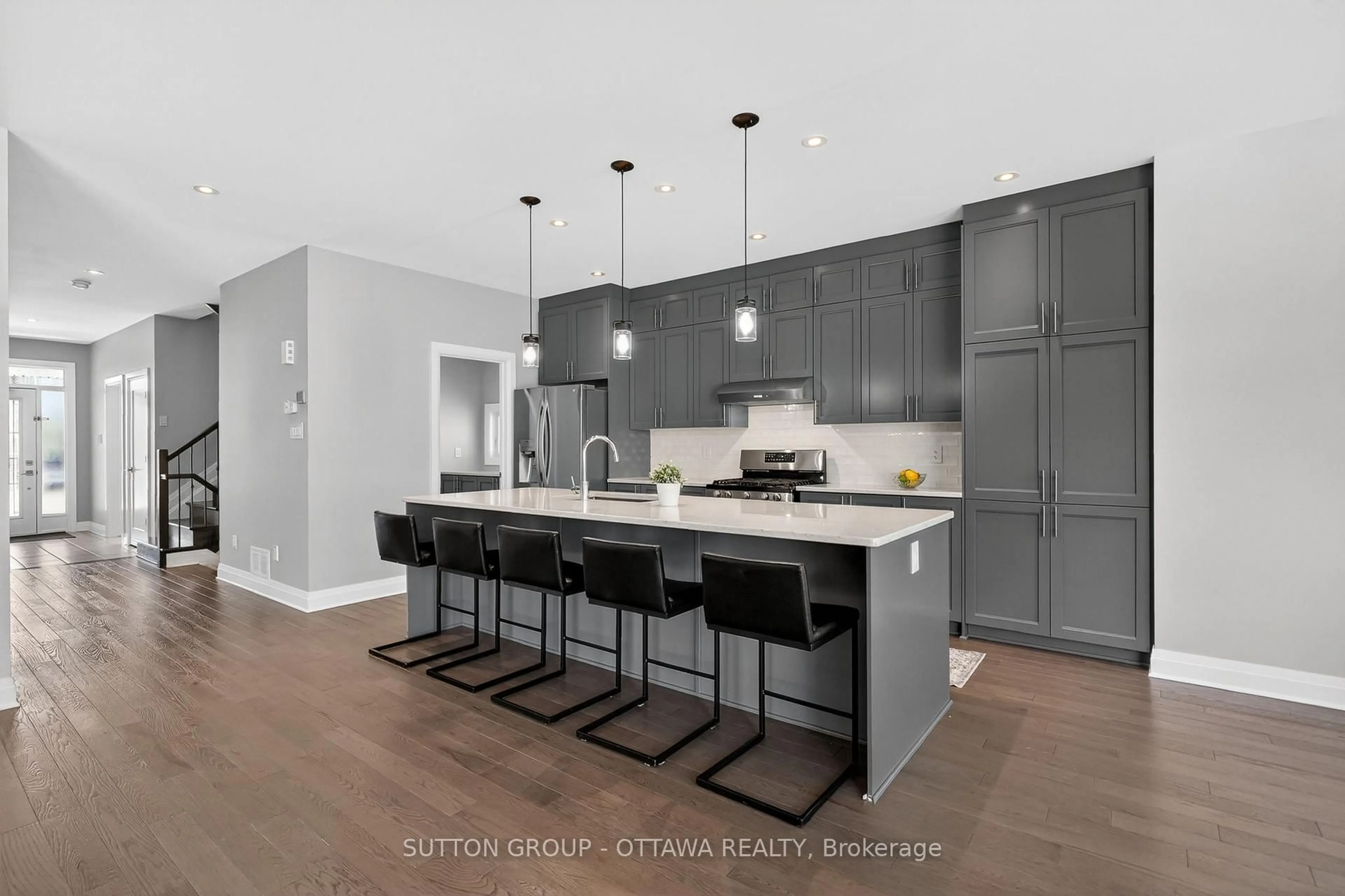 Contemporary kitchen, unknown for 824 CONTOUR St, Ottawa Ontario K1W 1G2