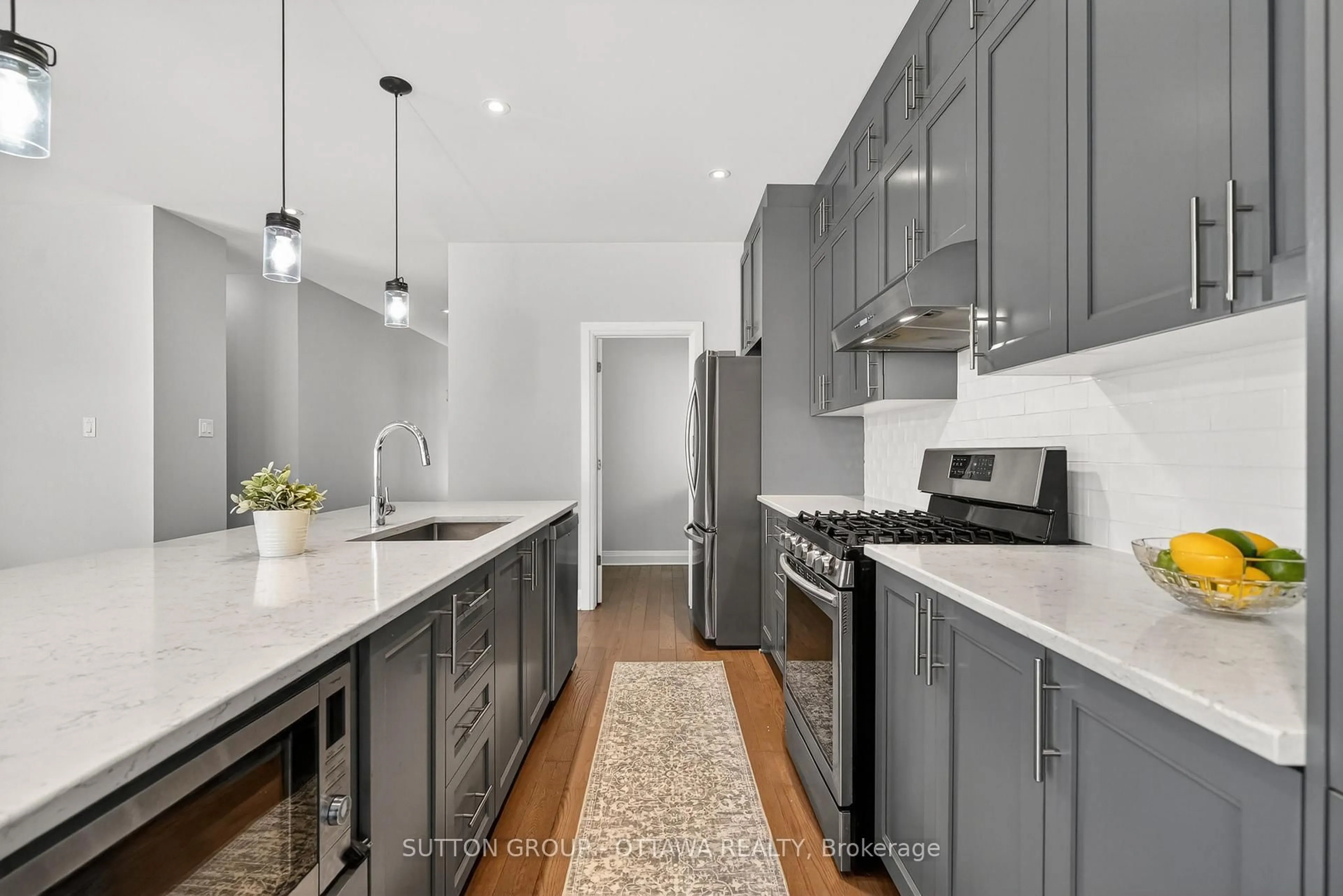 Contemporary kitchen, unknown for 824 CONTOUR St, Ottawa Ontario K1W 1G2