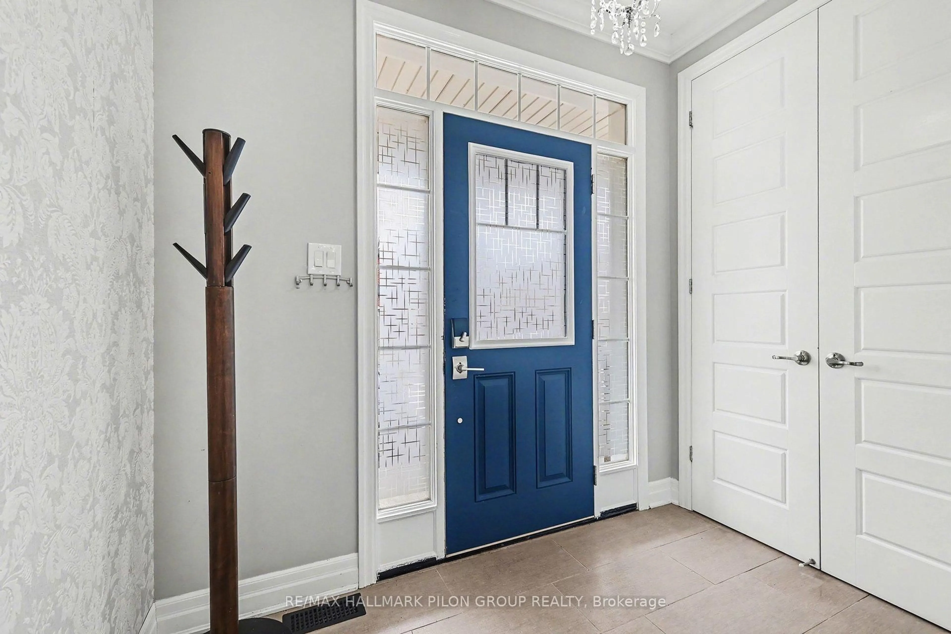 Indoor entryway for 133 Mandalay St, Ottawa Ontario K4A 1A6