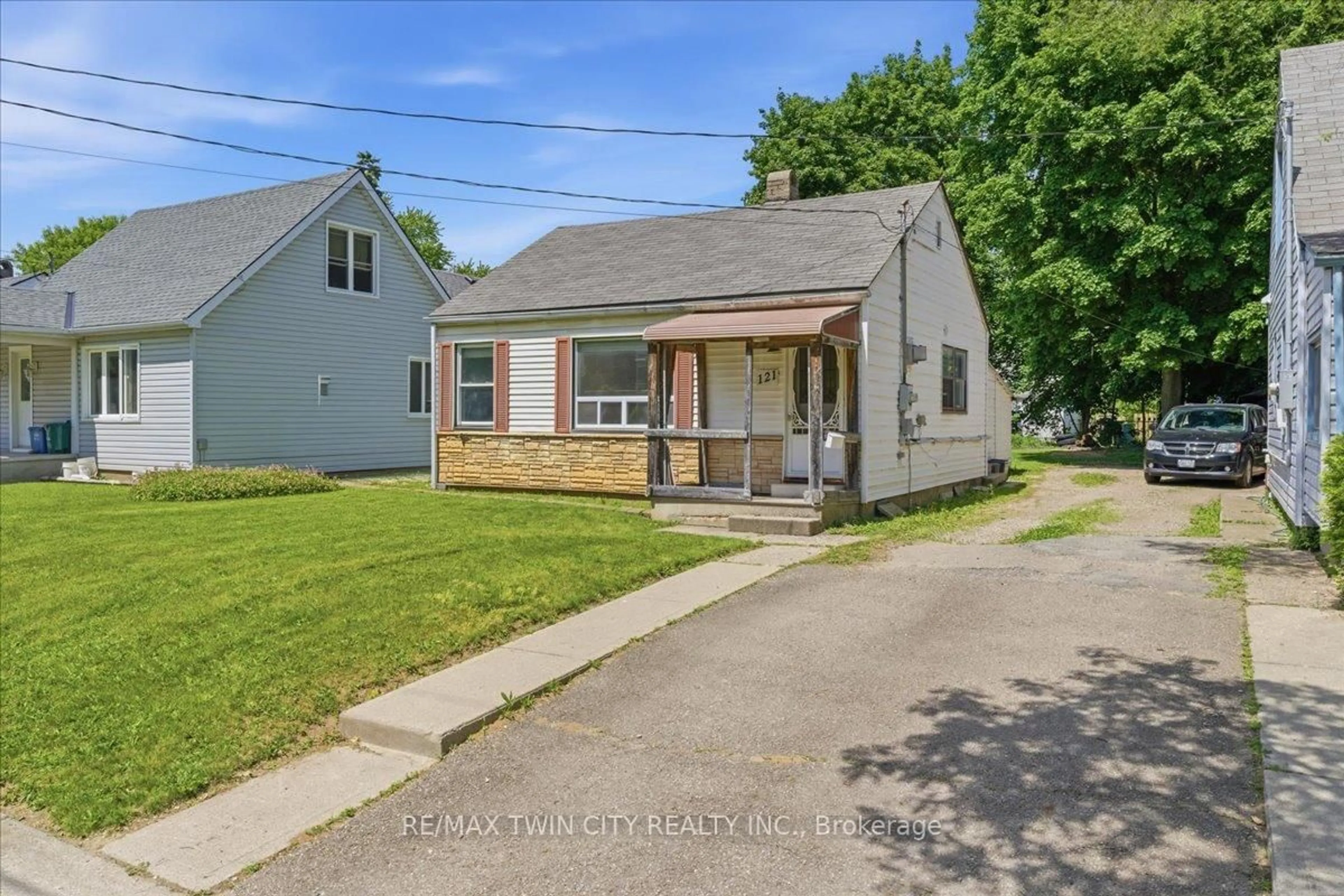 A pic from outside/outdoor area/front of a property/back of a property/a pic from drone, street for 121 Wilkes St, Brantford Ontario N3T 4W4