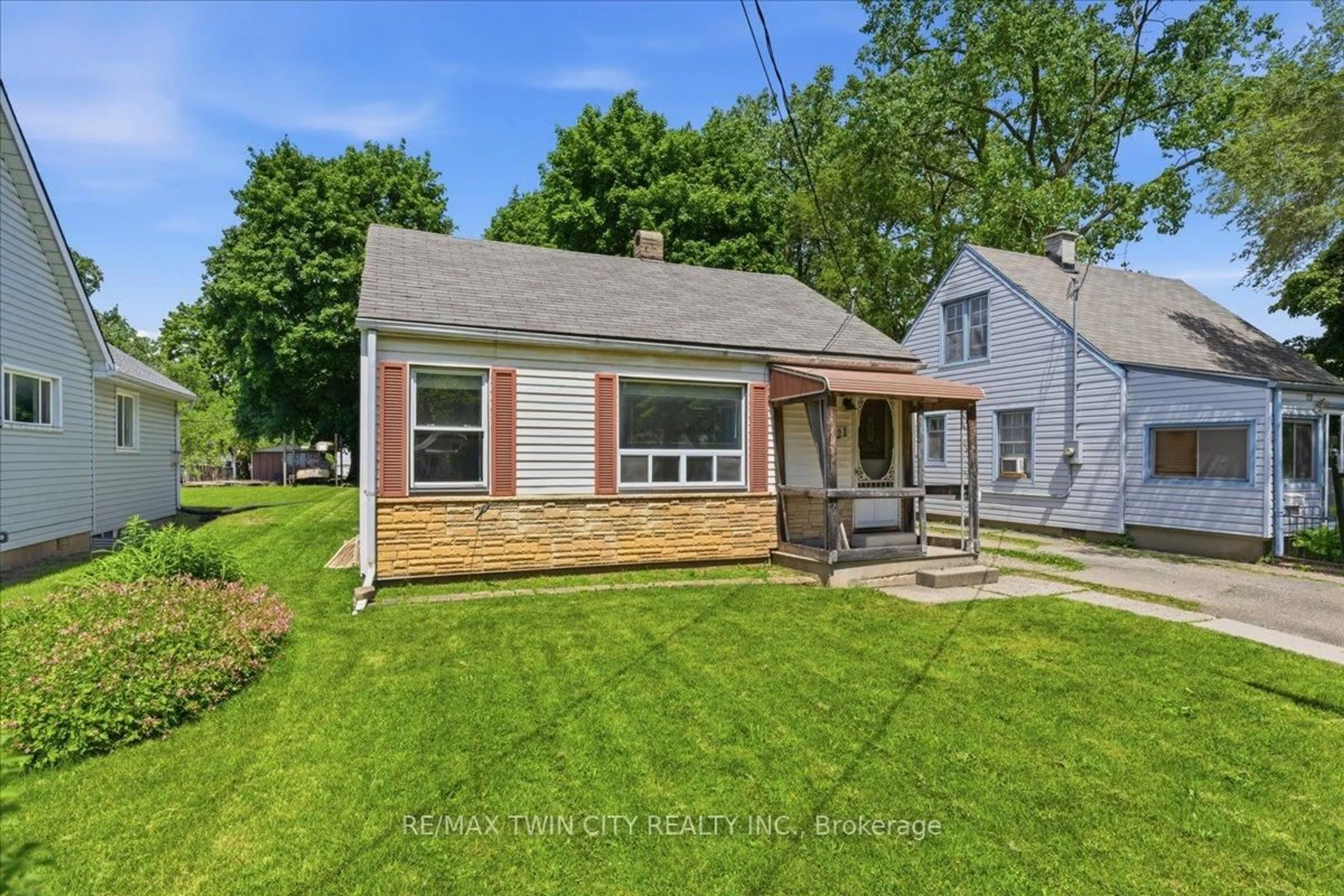 A pic from outside/outdoor area/front of a property/back of a property/a pic from drone, street for 121 Wilkes St, Brantford Ontario N3T 4W4
