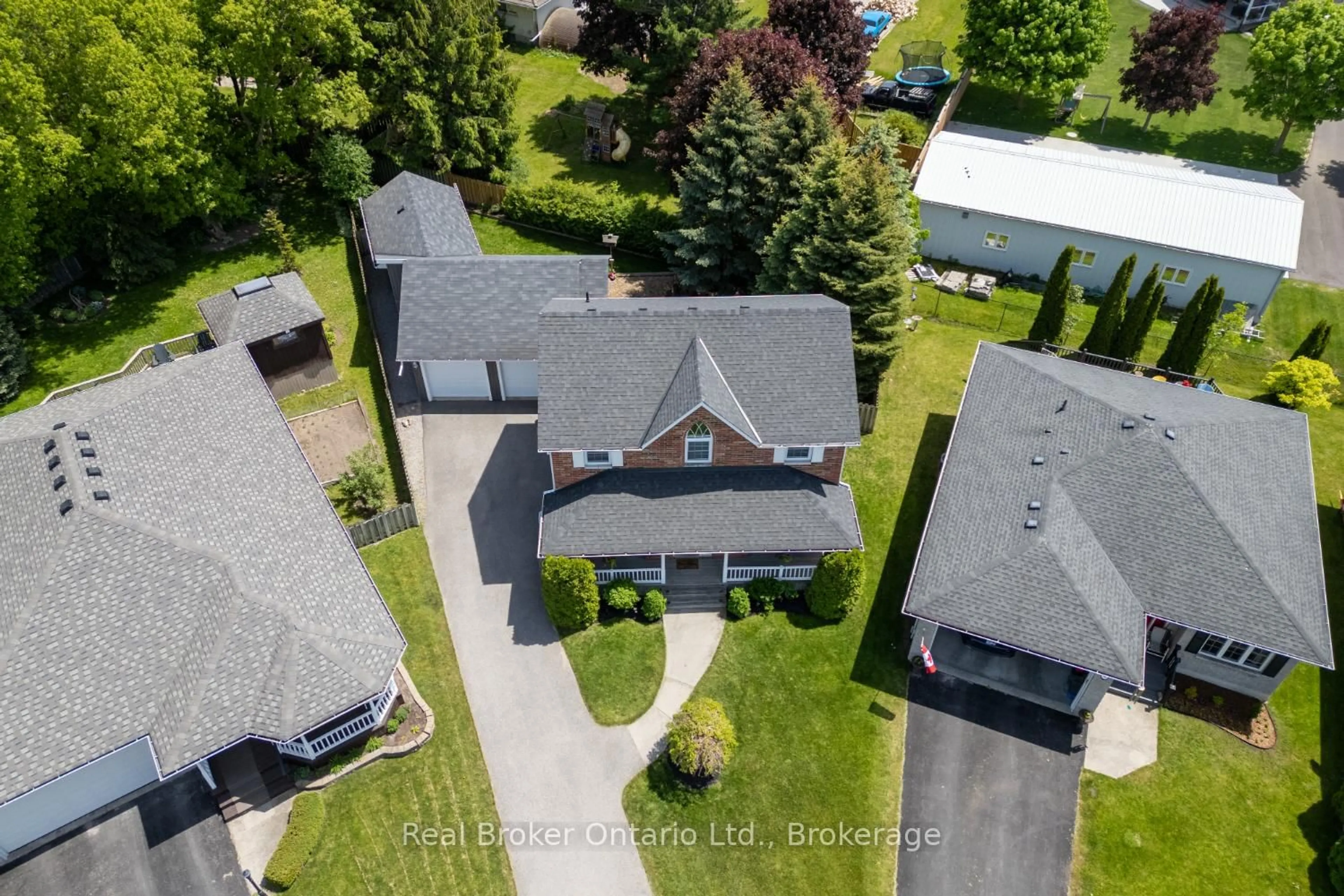 A pic from outside/outdoor area/front of a property/back of a property/a pic from drone, street for 11 Chalmers Crt, Port Hope Ontario L1A 4J3