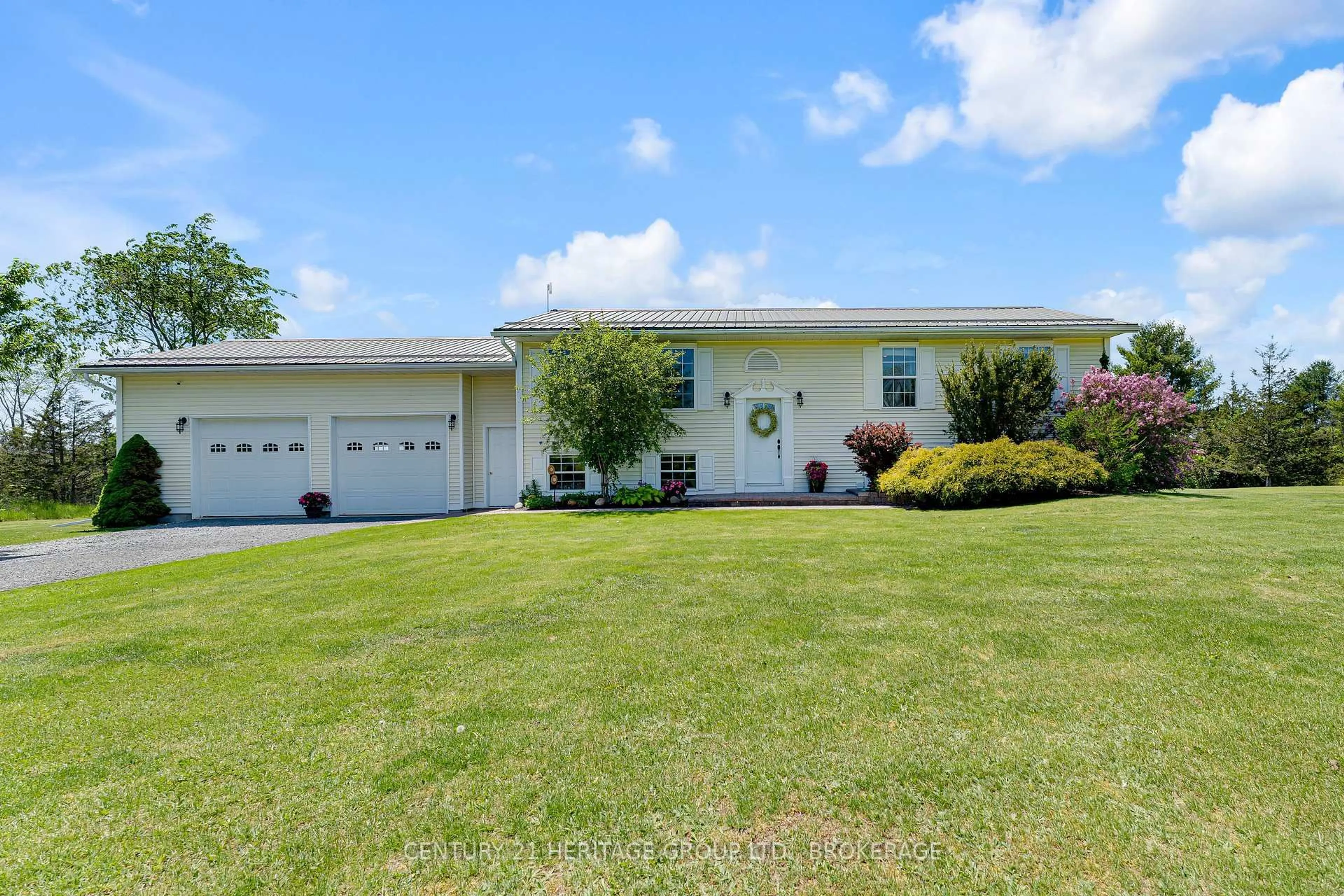 Home with vinyl exterior material, water/lake/river/ocean view for 120 Pinecrest Rd, Newburgh Ontario K0K 2S0