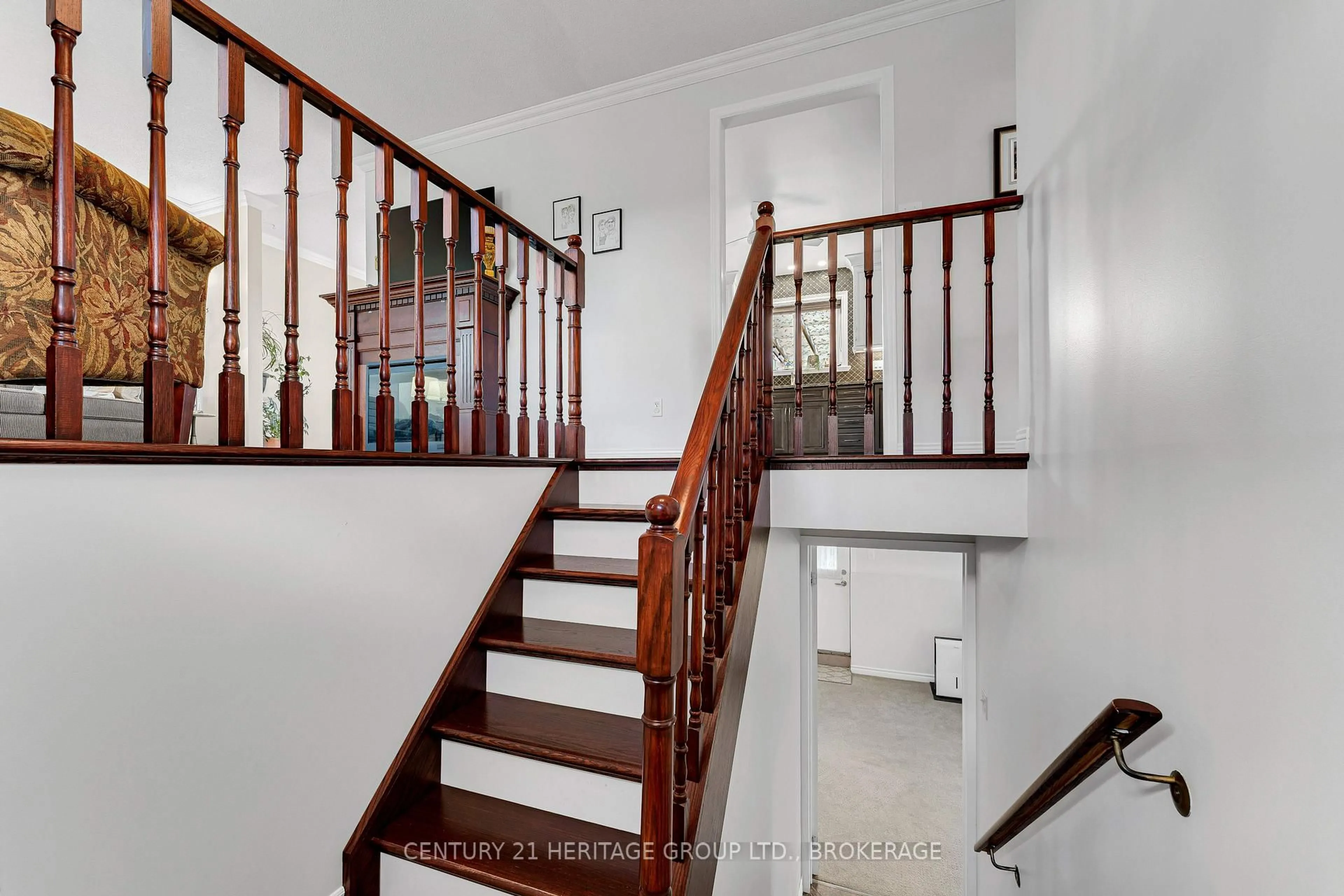 Indoor foyer for 120 Pinecrest Rd, Newburgh Ontario K0K 2S0