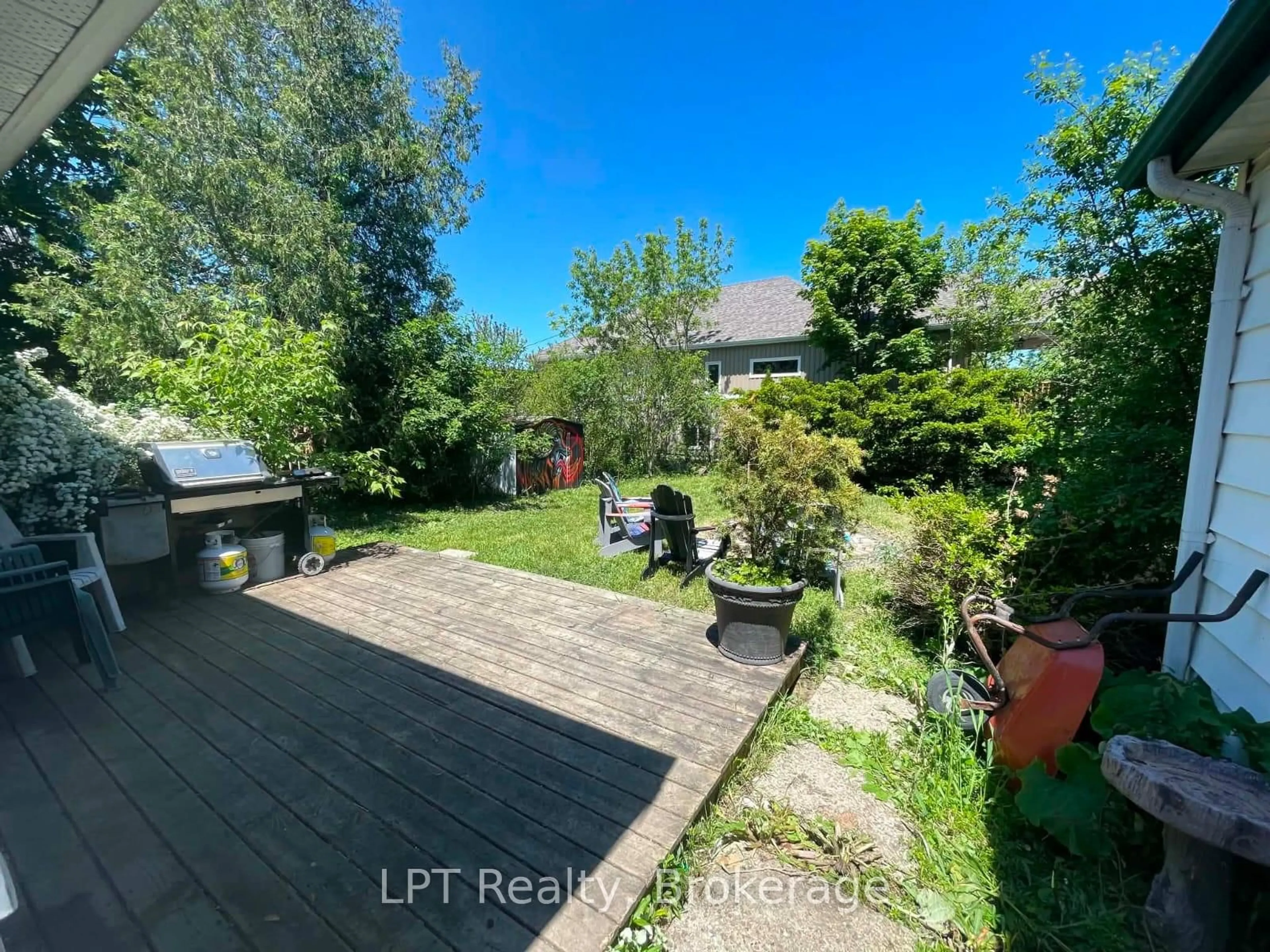 A pic from outside/outdoor area/front of a property/back of a property/a pic from drone, street for 64 Marlatts Rd, Thorold Ontario L2V 1M6